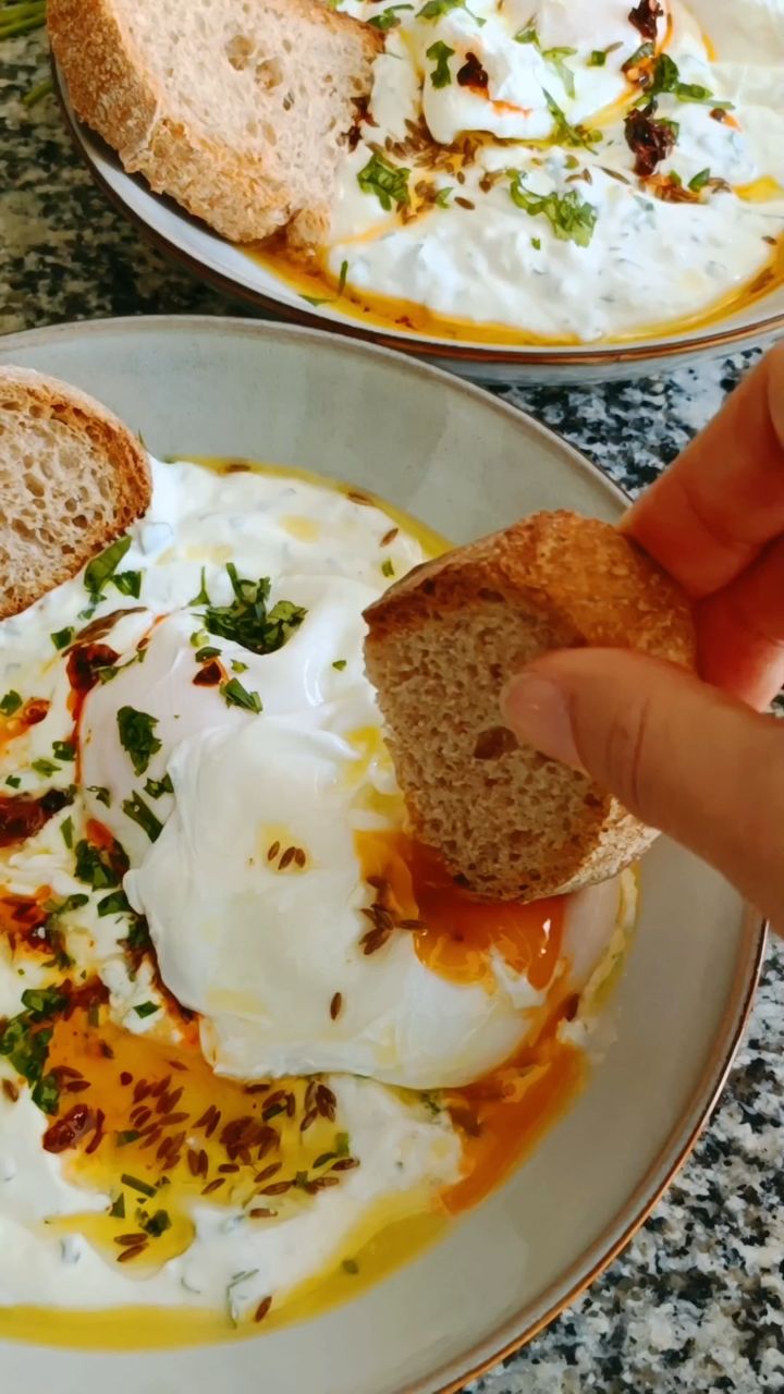 Gepocheerde eieren met spicy olijfolie en romige yoghurt (aka een Oleef twist op “Turkse” eieren).
Dit is zo’n gerecht dat belachelijk simpel is, maar smaakt alsof je op een zonnig terras zit. Romige yoghurt, zachte gepocheerde eieren en daaroverheen verwarmende, kruidige olijfolie die alles samenbrengt.
Perfect voor een snelle brunch, een luie zondag of gewoon omdat je trek hebt in iets warms én romigs. Gelukkig is het bijna weekend? 😉👌🏼
Traditioneel maak je dit gerecht met boter, maar pssst… olijfolie is gezonder dan boter. En als je het ons vraagt: ook lekkerder.
💡 Tip: een klein trucje bij het pocheren maakt ze extra perfect.
Wil je weten hoe je dit in een handomdraai op tafel zet? Check het volledige recept via de link in bio! 🔗
#Oleef #GepocheerdeEieren #HealthyCooking #Foodie #BreakfastInspo #OlijfolieLover