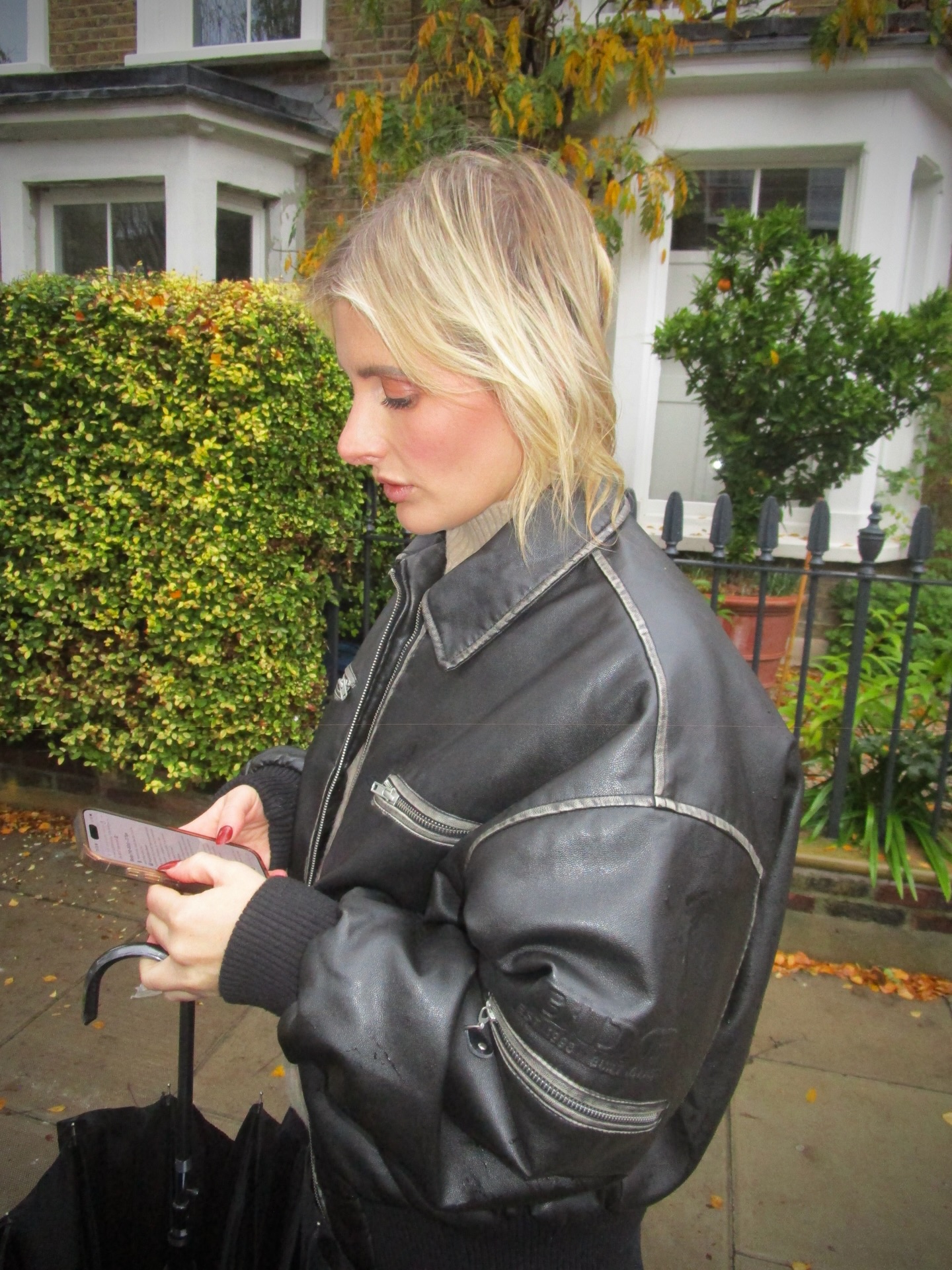 1st December. The Christmas run-up.
Rain in the air, cold on the ground.. and still the perfect time to make a smart move in London.
Winter brings quieter viewings, motivated landlords, and opportunities you won’t see once January hits.
Happy Monday- we’re moving either way 🏡
#propertyfinder #ahandwithproperty #christmas2025