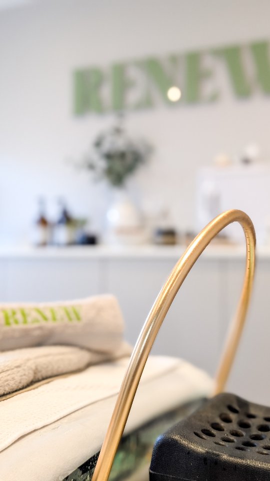 Step inside your sanctuary.
Where winter light softens the room, steam warms the air,
and stillness settles around you like a gentle exhale.
Here, your ritual begins at the root.
A congested, itchy or heavy feeling scalp
is simply asking for clarity.
A detox ritual restores balance,awakens circulation,
and creates the foundation for healthier, stronger hair.
Let our sanctuary be your reset.
Your moment to renew from the inside out.
🤍🌿✨
#headspa #selfcare #haircare #tendring #clacton #scalpcare #scalpmassage #stressrelief #reset #renew #pause #colchester #calmmoment #bepresent #pause #breathe #indulge #scalpfacial #essex #suffolk #healthyhair