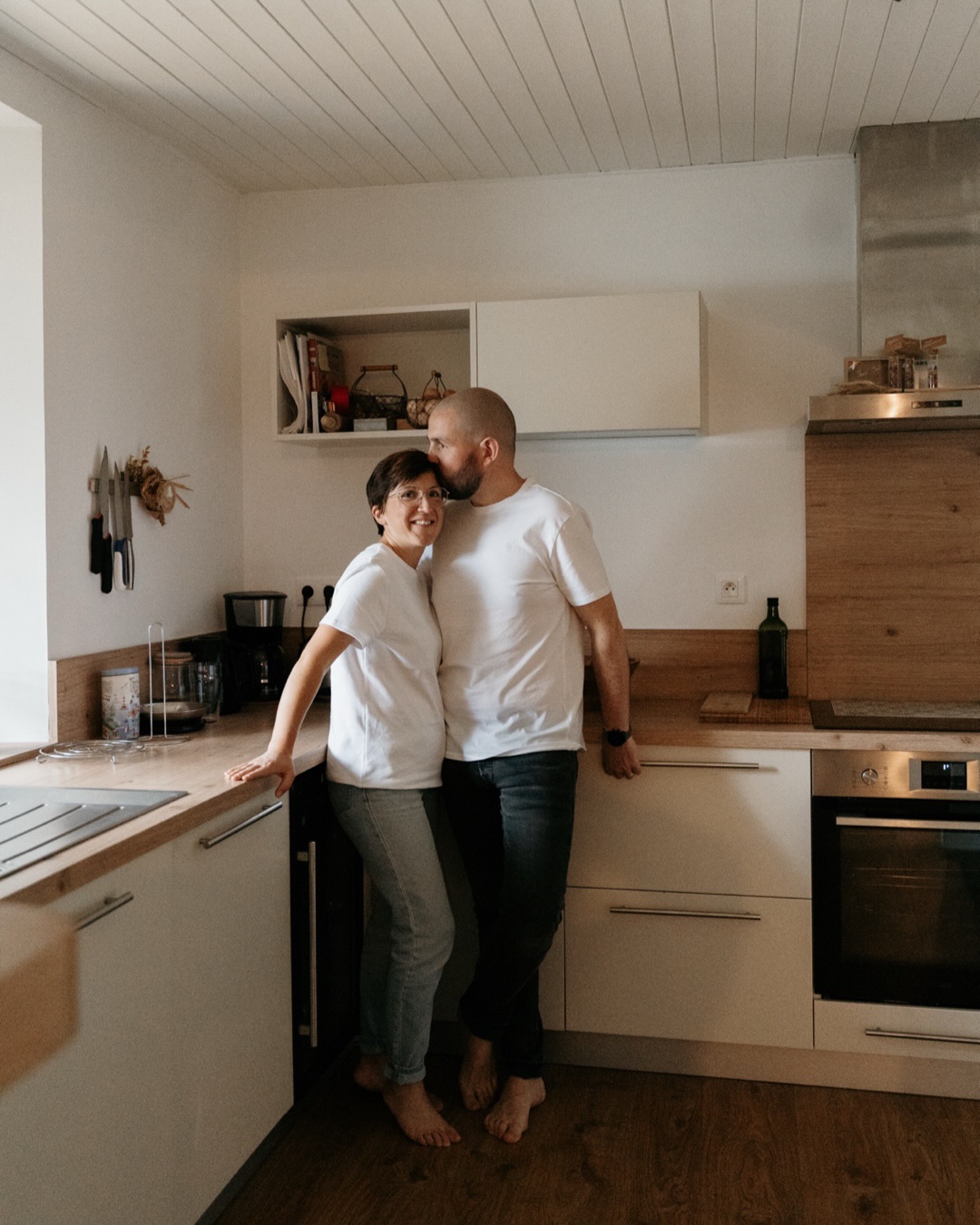 C’est le dernier dimanche avant décembre, le décompte avant Noël va bientôt commencer! ✨
L’air devient plus frais, les maisons plus lumineuses,les après-midi se font cocooning et les soirées s’illuminent doucement au coin du feu. Un jour, tous ces moments ordinaires seront les trésors que nous chérirons demain.
Et vous si vous pouviez garder un seul instant de ces moments ce serait lequel ?
Je suis Stéphanie, photographe basée à Perros Guirec en Bretagne. Spécialisée dans les mariages et séances Lifestyle, je crée des images vivantes, poétiques et authentiques. Chaque séance devient une histoire à raconter, avec simplicité, naturel et sensibilité.
www.steffanyphotographe.com
#photographebretagne #photographefamille #seancephotofamille #famile #maternite #matrescence #fortheloveofthephotograph #thefamilynarrative #motherhoodunplugged #thesincerestoryteller #cotesdarmor #bretagne