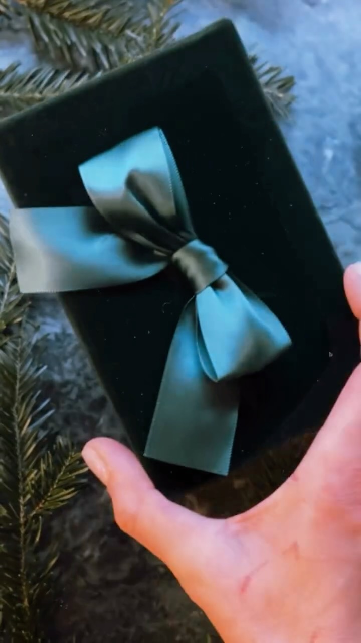 Warum ein YUĀYU Produkt ein besonderes Geschenk ist:
✨Handarbeit statt industrieller Produktion
🌱100% natürliche Inhaltsstoffe und Pflanzenextrakte aus eigenem Anbau & Wildsammlung
🕉️Ayurvedische Wirkweisen für echte Veränderung
🪄Energie, Intention und Pflanzenmagie
💝Ein einzigartiges Geschenk aus lokaler Produktion für Menschen, die du liebst
#yuayu #naturkosmetik #ayurvedalifestyle