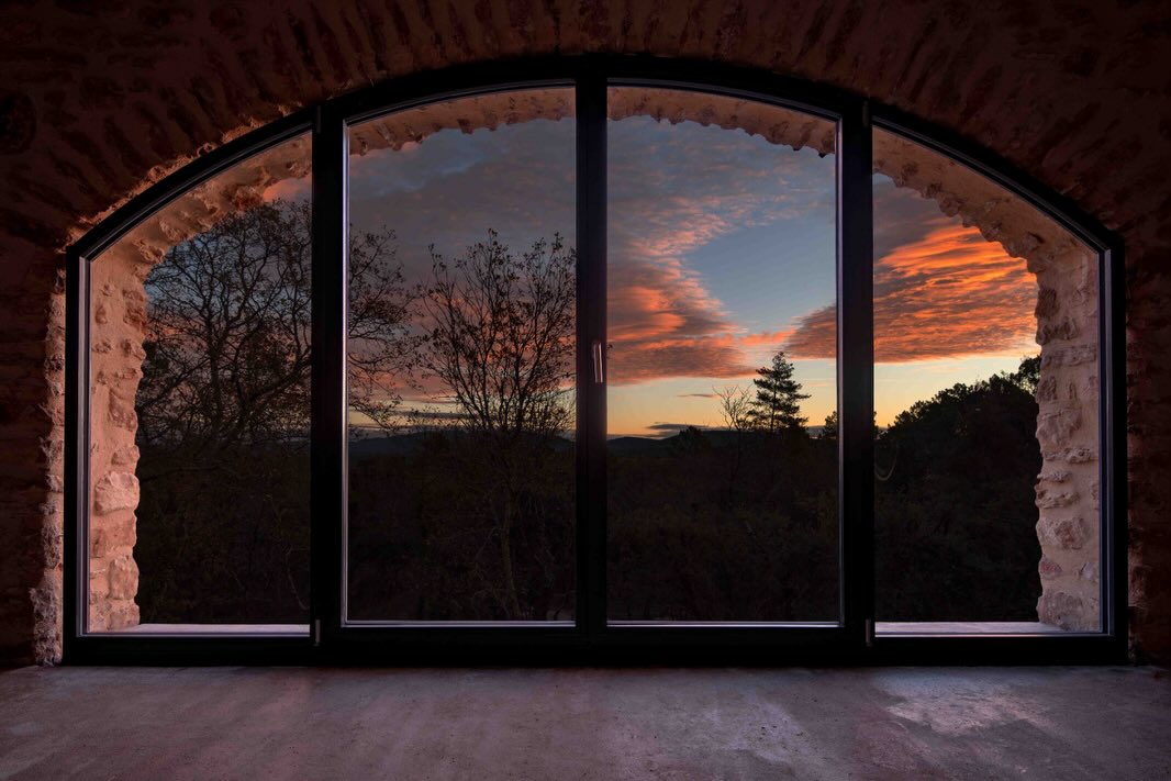 Bonjour et bonsoir 🌅✨
Im Le Pèze entsteht gerade etwas richtig Schönes. Die drei Häuser befinden sich noch im Bau – und trotzdem zeigen sie jetzt schon, wie viel Charme später in jedem Detail stecken wird.
Das Foto fängt genau diesen Zauber ein: Am Morgen fällt das erste Licht durch das grosse Bogenfenster und taucht den Rohbau in einen warmen Sonnenaufgang. Und am Abend verabschiedet sich die Sonne feuerrot hinter dem zukünftigen Pool – ein Vorgeschmack auf all die Momente, die hier einmal entstehen dürfen.
Ein Ort der Entsteht… und jedes Haus schon jetzt schöner als das andere. 🔆🏡❤️