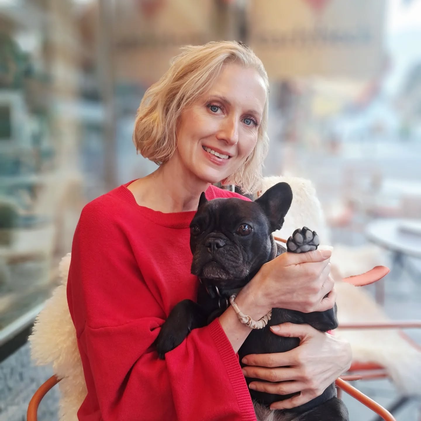 ❄️ Best Of Novembre — Le Mois Où Tout Ralentit, Et Où On Revient À L’Essentiel 🌿
Novembre a une énergie particulière.
Il te murmure de ralentir, de respirer, de savourer ce qui compte vraiment.
Et ce mois-ci m’a offert exactement ça :
des moments simples, doux, vrais — qui nourrissent plus qu’ils ne montrent.
❤️ 1. Un instant de lumière avec Suki
Une robe rouge, un câlin, et ce petit être qui me rappelle chaque jour ce qu’est la présence.
🐾 2. La joie pure dans la neige
Son manteau rose, ses petites pattes dans la poudreuse…
Un rappel que la saison froide peut être un enchantement.
🏔️ 3. La chaleur des liens en altitude
Une rando en famille, des rires, du partage.
En novembre, la connexion humaine réchauffe plus que le soleil.
🔥 4. Mouvement & énergie : marathon de spinning Halloween
Parce que même en hiver, le corps aime s’exprimer.
Du fun, du sweat, et beaucoup de bonne humeur.
✨ 5. Un portrait de présence
Doudoune, écharpe, air frais.
Ce mois m’a appris que la douceur se trouve aussi dans ces moments très simples.
❄️ 6. Première vraie neige de la saison
Avec mon mari, la nature silencieuse, et cette sensation d’être exactement là où je devais être.
🦌 7. Les saveurs réconfortantes
Un délicieux menu de chasse — parce que la saison froide, c’est aussi ça : ralentir, savourer, se faire du bien.
🍕 8. Une calzone parfaite
La vraie vie, la vraie nourriture, le vrai plaisir.
Pas de saison sans chaleur dans l’assiette.
🥢 9. Couleurs et découvertes
Des raviolis violets, un curry vert…
Parce que nourrir son corps, c’est aussi nourrir ses sens.
🐶 10. La douceur pour finir…
Suki sur son Papa, petit cœur paisible.
Il n’y avait pas meilleure façon de clôturer novembre.
Novembre m’a rappelé une chose essentielle :
L’énergie ne vient pas seulement du mouvement — elle vient aussi du calme, de la simplicité et de la présence.
Et toi, qu’est-ce qui t’a nourrie ce mois-ci ? ❄️✨
#BestOfNovembre
#LifestyleAlpin
#EquilibreEtEnergie
#BienEtreConscient
#LeadershipFeminin
#FitLeaderPro
#FeminineEnergy
#HolisticLifestyle
#SlowLifeActive
#MomentsSimples
#JoieDeVivre
#Presence
#Vitalite
#InspirationDuJour
#FemmeAuthentique
#IsabelleCurratCoaching