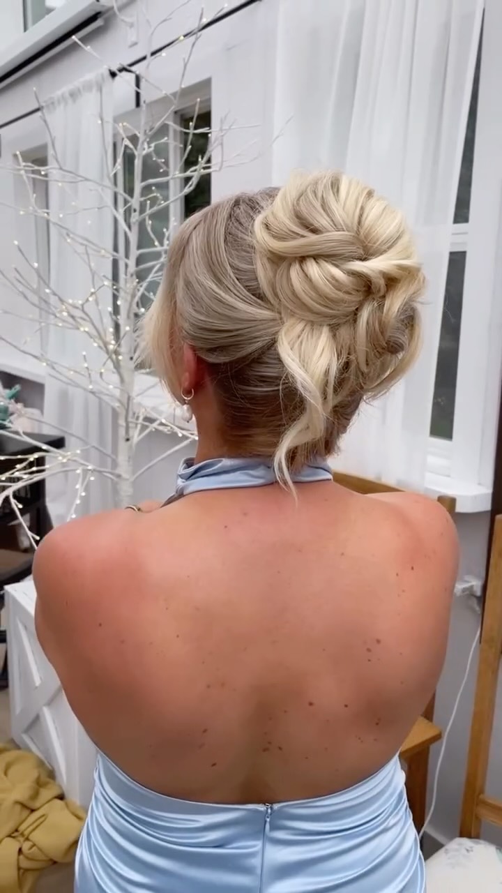 đŤđ
đźââď¸The biggest mistake I see brides make when choosing their bridal hair?
Picking what feels âbridalâ instead of choosing what feels like them.
Your wedding day isnât the time to become someone new â itâs the moment to elevate the version of you that already feels confident, comfortable, and beautifully familiar. The brides who take your breath away arenât following a trend⌠theyâre wearing confidence.
When we create your look together, I focus on:
⨠The shapes and silhouettes you naturally love
⨠The textures that feel effortless on you
⨠How you want to feel throughout your entire morning
⨠The energy of your dress, your people, and your day
This is where artistry meets intention â crafting a look thatâs refined, timeless, and deeply personal to you.
Because the most elevated bridal styles arenât the most elaborateâŚ
Theyâre the ones that feel true.
⨠2026 brides â my books are almost full. Comment âBridalâ to check availability and secure your date.
⨠2027 brides â the waitlist is officially open! Comment âWaitlistâ and Iâll send you the link.
Edmonton makeup artist, Edmonton bridal@hair, bridal hair and makeup, Edmonton wedding, Edmonton bride, bridal hair inspo, bridal updo, Leduc makeup artist, Leduc bridal hair, Sherwood park makeup artist, Sherwood park bridal hair