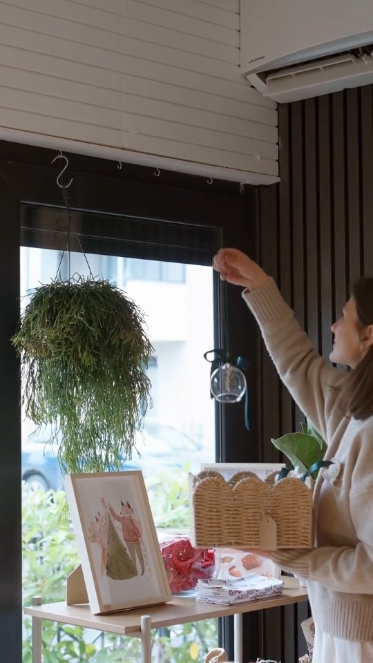 Uşor, uşor, spațiul nostru primeşte magia lui Decembrie. Decorat în luminițe, coronițe făcute de noi, flori de sezon şi ornamente ale artizanilor locali. ✨️🌲