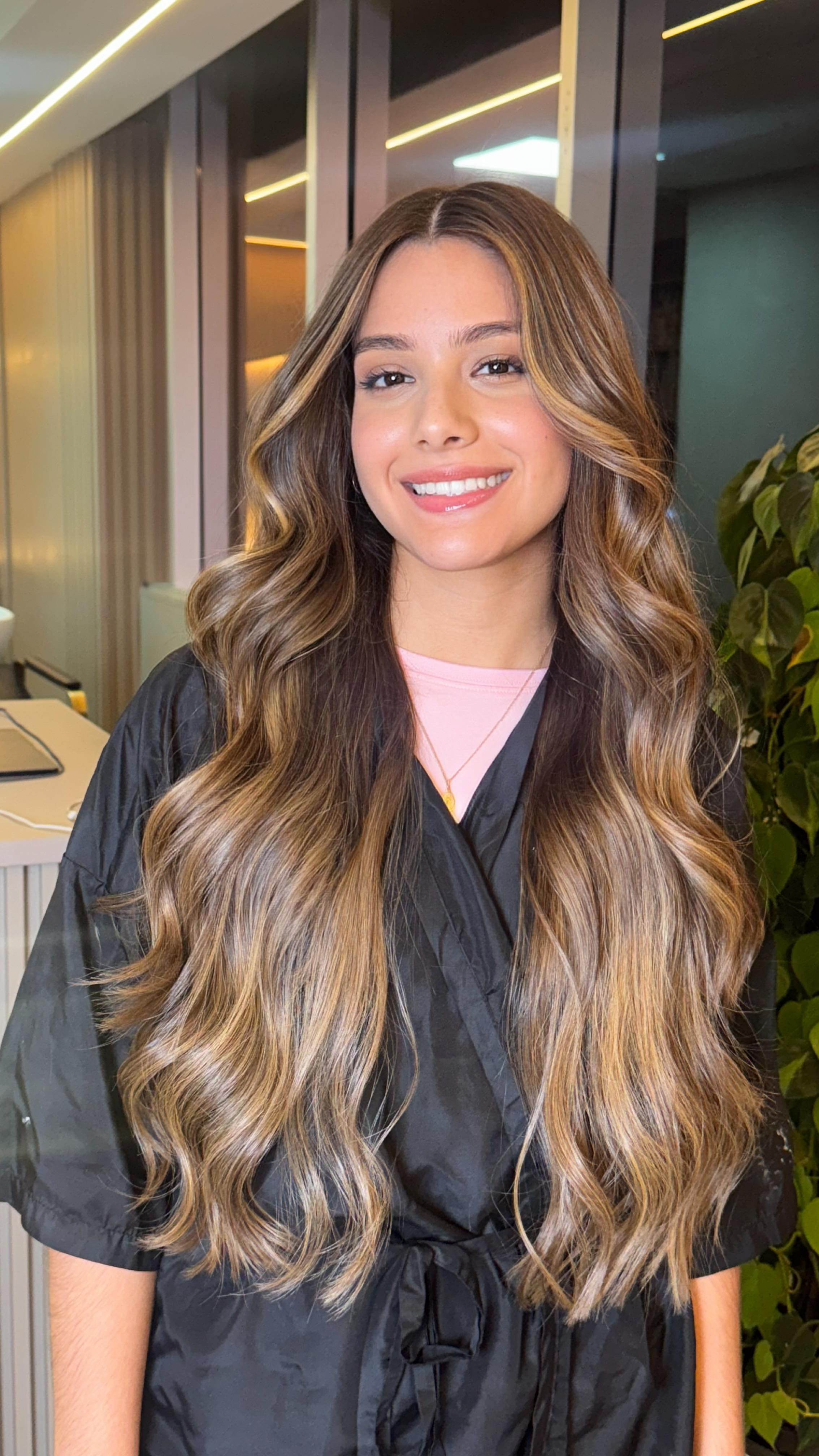 Este Honey Lumière Hybrid fue creado con técnica híbrida y decoloración controlada, respetando la estructura del cabello y construyendo la iluminación de forma estratégica, no agresiva.
El resultado se perfeccionó con un matiz 9.13 + 9.3, de @alfaparfmilanopro_panama
logrando un rubio miel equilibrado:
✨ luminoso
✨ elegante
✨ con profundidad y brillo real
Porque un buen rubio no se trata solo de aclarar,
sino de saber hasta dónde y cómo hacerlo.
Si sueñas con un rubio diseñado para ti,
con técnica, criterio y resultados visibles ✨
📩 Escríbeme por DM y agenda tu diagnóstico personalizado.
#PanamaHair
#PanamaStylist
#SalonPanama
#HairPanama
#PanamaBeauty
PanamaBlonde