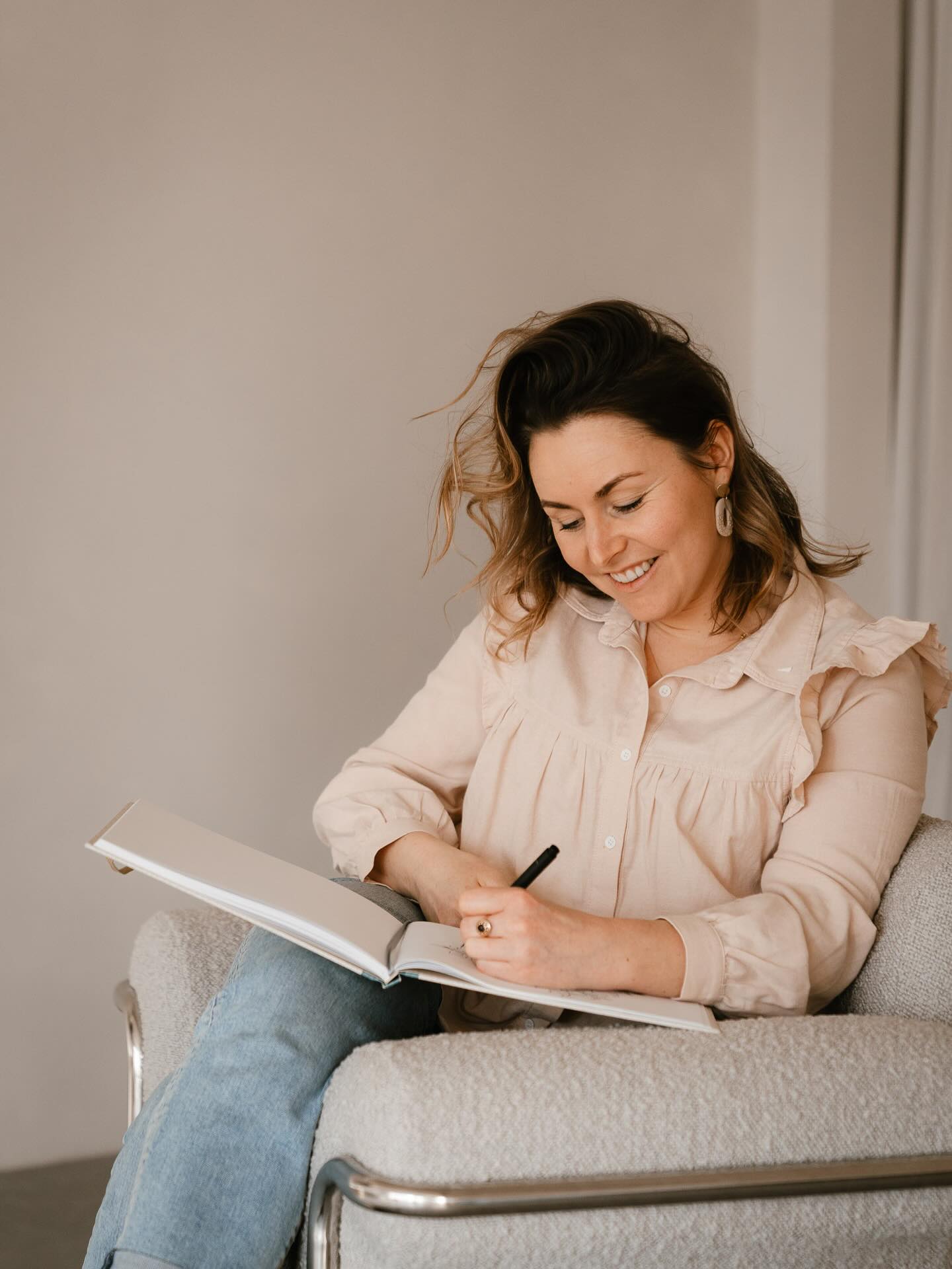 Deze actie is momenteel gesloten!
Wil je ook een leuk cadeautje geven in deze feestmaand? Dan is dit iets voor jou! Een handgemaakte illustratie op luxe A5 papier. Perfect om in te lijsten, om te geven of gewoon voor jezelf natuurlijk :-)
Prijzen:
- 1 of 2 personen €15,-
- 3 of 4 personen €20,-
- 5 of 6 personen €25,-
Hoe werkt het:
Stuur een foto via dm of whatsapp, deel een leuke foto en ik ga voor jullie aan de slag. Je kunt hem gratis afhalen in Dronten (verzending is €2,50).
Wil je meer personen! Doe dan even een berichtje en kijken we samen naar de opties.
Tipje: je kan dit bericht met foto ook als hint naar iemand doorsturen 😉
#illustratie #decembercadeau #tekenen #illustreren #aquarel