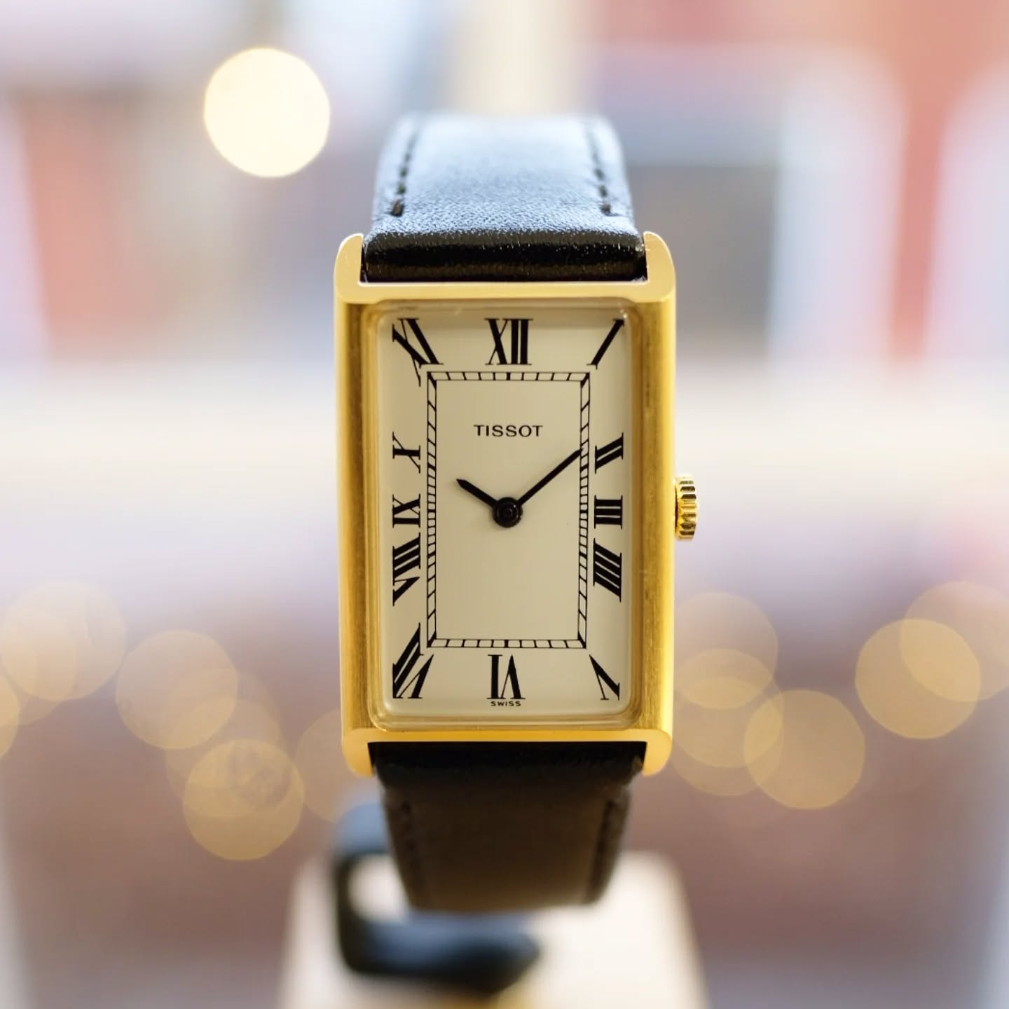 Till salu i verkstaden: Tissot mekanisk manuell från 70talet. Med vacker romersk urtavla och förgylld boett med 20 mikrons tjocklek. Måtten är 30x22 mm utan horn. Urverket är ett ETA 2512 som helrenoverats av oss. Uret är i nyskick, troligtvis aldrig använt. En fin julklapp till någon som varit riktigt snäll i år! 🧑🎄 Pris 5900:-
#klocka #urmakeri #watch #watchrepairer #tidlös #tidlösaur #tissot #eta2512 #uppsala #mittuppsala #ulvakvarn