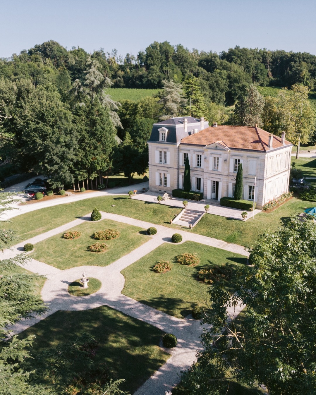 @chateaudegarde is all about bold salons adorned with vibrant tapestries, an elegant pool that invites pure relaxation, and a patio that opens the door to a sensory and unexpected journey. Nestled in the heart of the vineyards, every space reveals refined, poetic and inspiring details, a true aesthetic signature.
Le Château de Garde, c’est l’audace de salons aux tapisseries vibrantes, l’élégance d’une piscine qui invite à la détente absolue, et un patio qui ouvre la porte à un voyage sensorial et inattendu. Au cœur des vignes, chaque espace dévoile des détails soignés, poétiques et inspirants, une véritable signature esthétique.
📸 @le.prisme.de.julie
🎥 @le.prisme.en.duo