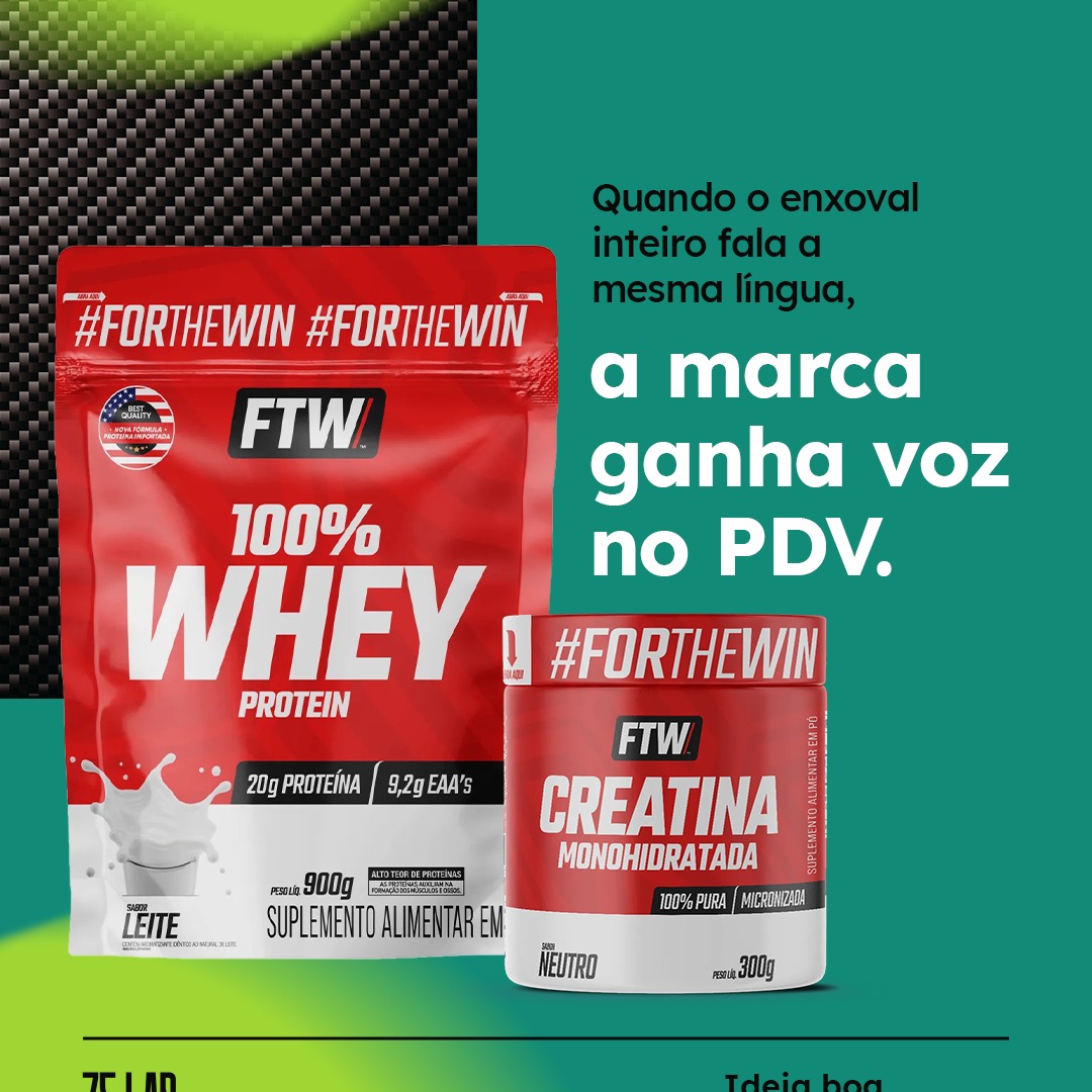 No projeto com a FTW, o ponto de partida era claro: se a marca fala de performance, o PDV também precisa entregar essa sensação de força, consistência e resultado.
A partir do conceito de que de “QUALIDADE QUE SE VÊ NO RESULTADO”, a 75lab desenhou um enxoval completo para fortalecer brand awareness em loja e em academias, conectando produto, ritual e recorrência de contato com a marca.
O desdobramento incluiu:
• Display para organizar o mix e destacar os produtos hero;
• Stopper, wobbler e cubo para ganhar olhar na gôndola;
• Totem e adesivo de chão para atração à distância e condução do fluxo;
• Coqueteleira, ecobag e toalha como peças de relacionamento, levando a FTW pra rotina de treino.
Tudo conversando com o mesmo código visual e com o mesmo objetivo: fazer o shopper reconhecer a FTW de longe, entender rapidamente o benefício e lembrar da marca.
👉 No seu caso, o enxoval de PDV já trabalha a favor da lembrança de marca ou cada peça “fala” uma coisa diferente?
Hashtags:
#75lab #FTW #TradeMarketing #MPDV #BrandAwareness #Suplementos"