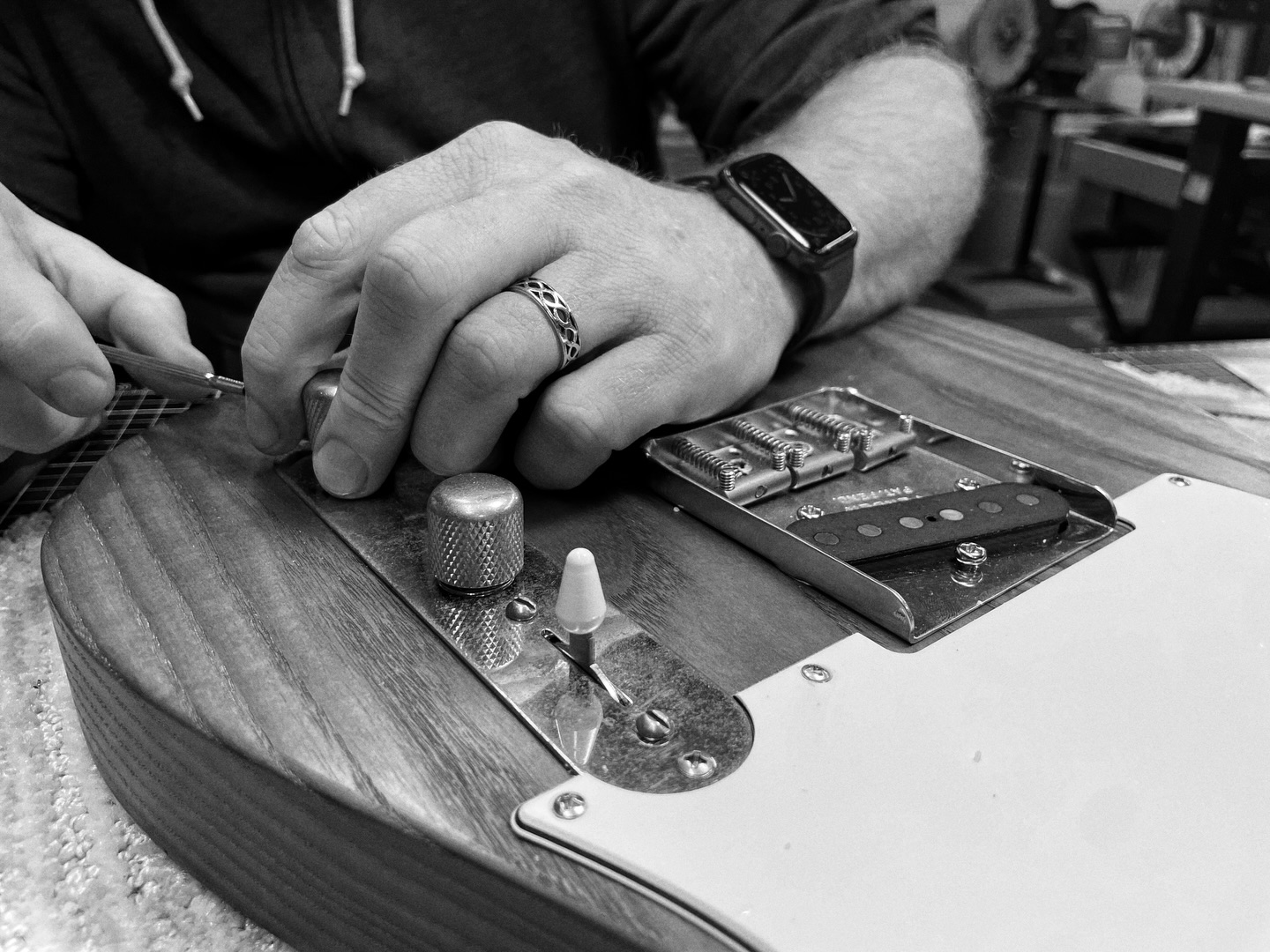 Buttoning up his Tele!
With @guitars.thelevel