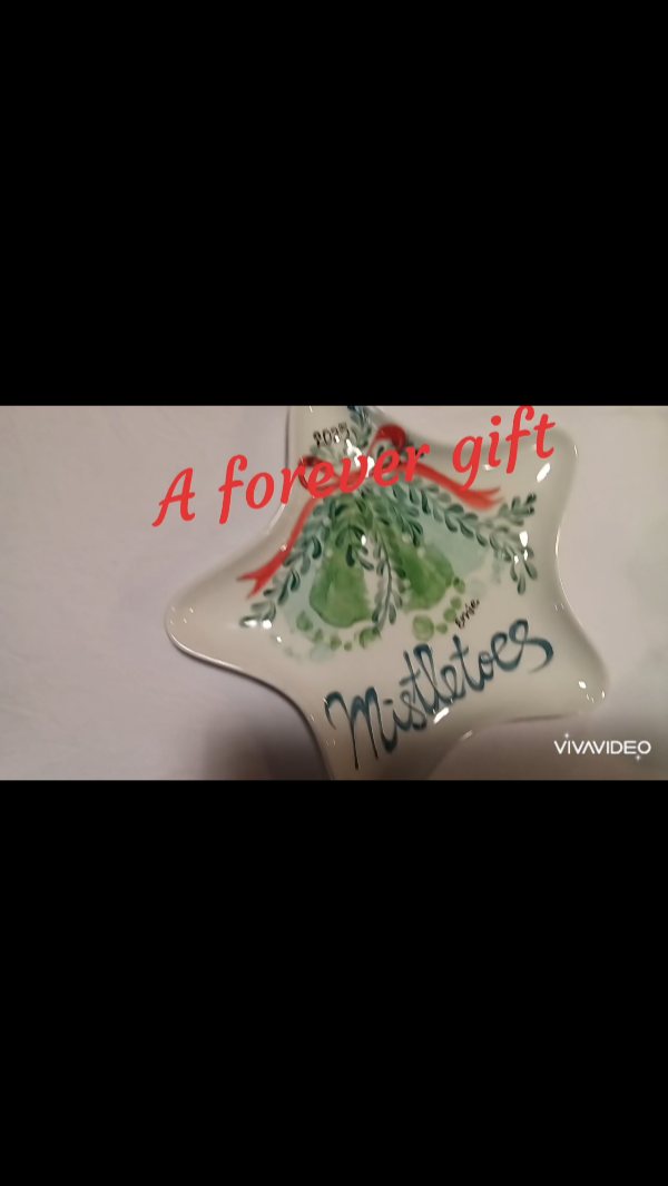 We do Baby and Child Prints!
We have been doing creative designs from foot and hand prints for years. This year we have some gorgeous pieces to make forever gifts. Plates, mugs, baubles, hangers.... A plethora of useful items to which we create something unique from your child's foot or hand print.
Blow your mind, not your budget with ceramic items starting at £7.50. additional fancy pants artwork is just £5 per item. Flat rate includes a written message.
Book on line at www.thekitchenfront.co.uk or call us on 01288 350107.
Bring your own child.....
🥰