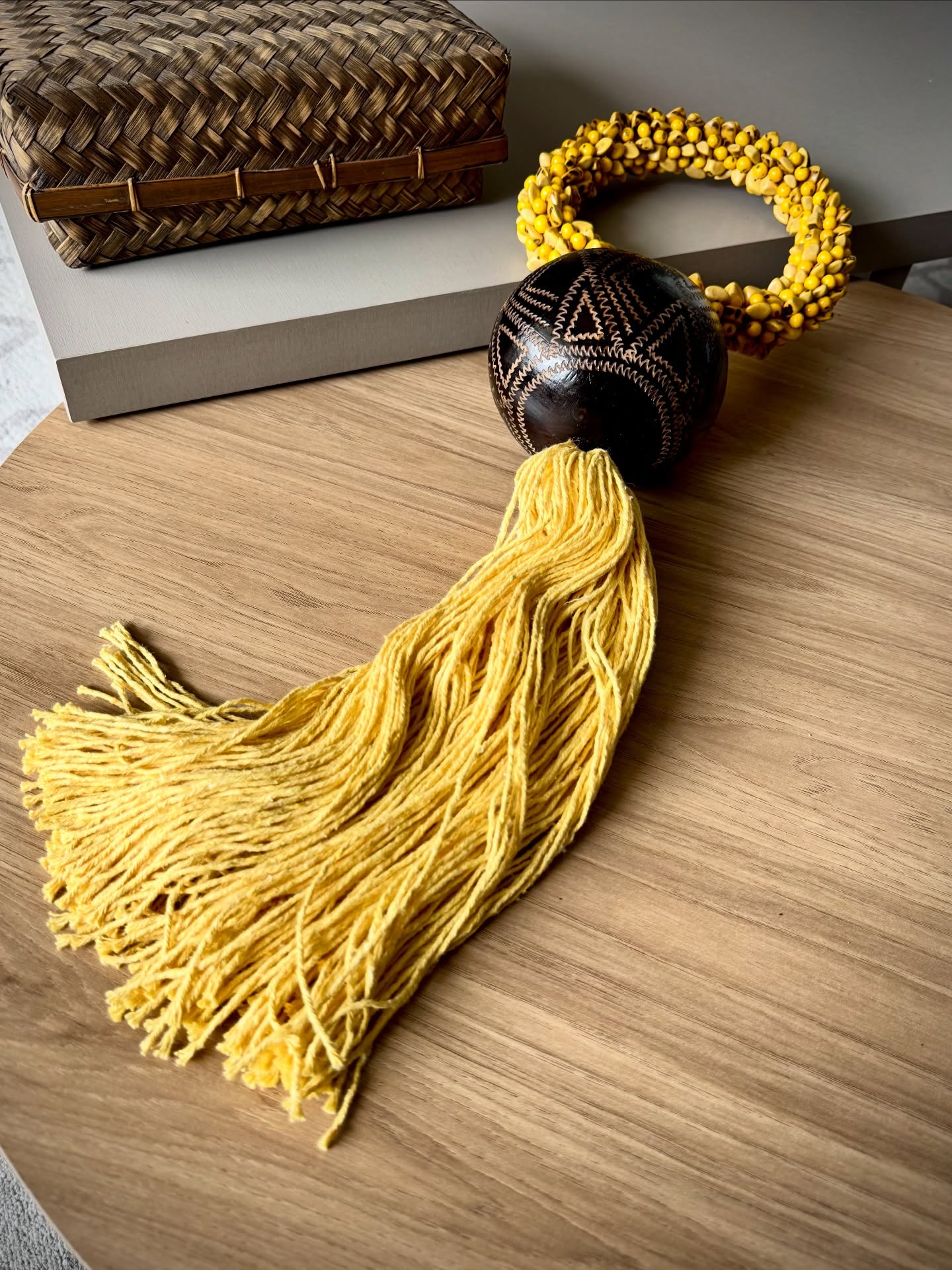 Traga Luz para sua decoração com o nosso colar de mesa ou parede amarelo. Sua alça é coberta com sementes de açaí e buriti tingidos em amarelo, coco marajoara e cachucho em barbante tingido também em amarelo.
Arte amazonense para presentear neste Natal com muito charme e elegância.
Entre no nosso site para garantir essa peça e aproveite o FRETE GRÁTIS para compra de quaisquer produtos pronta entrega.
#luxosustentavel
#elegancianatural
#biojoiasexclusivas