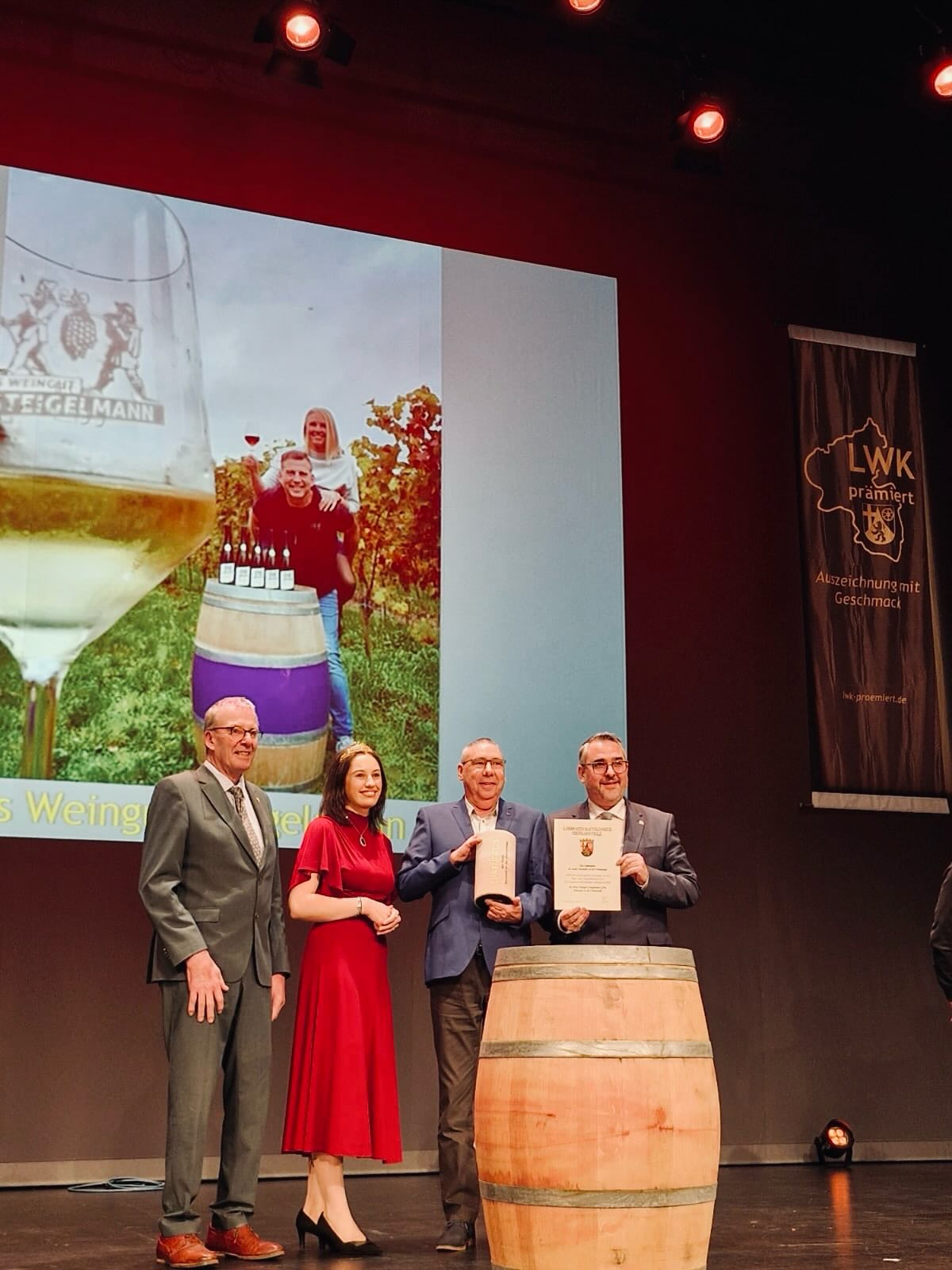 Gestern durften wir im Saalbau in Neustadt im Rahmen der Wein-, Sekt- und Edelbrandprämierung 2025 der Landwirtschaftskammer Rheinland-Pfalz den Ehrenpreis von der Stadt Neustadt an der Weinstraße entgegennehmen.
Diese Ehrung bestätigt unsere tägliche Arbeit im Weinberg und im Keller und motiviert uns, weiterhin mit Leidenschaft und Qualitätsanspruch für beste Weine zu stehen. 🍷🍷🍷
Ein unvergesslicher Abend voller Stolz, Dankbarkeit und schöner Begegnungen. ✨✨✨
#ehrenpreis #neustadtanderweinstrasse #neustadt #auszeichnung #weingut #pfalz #vino #wine #weinstraße #mussbach #saalbau #steigelmann #instawine #instagood