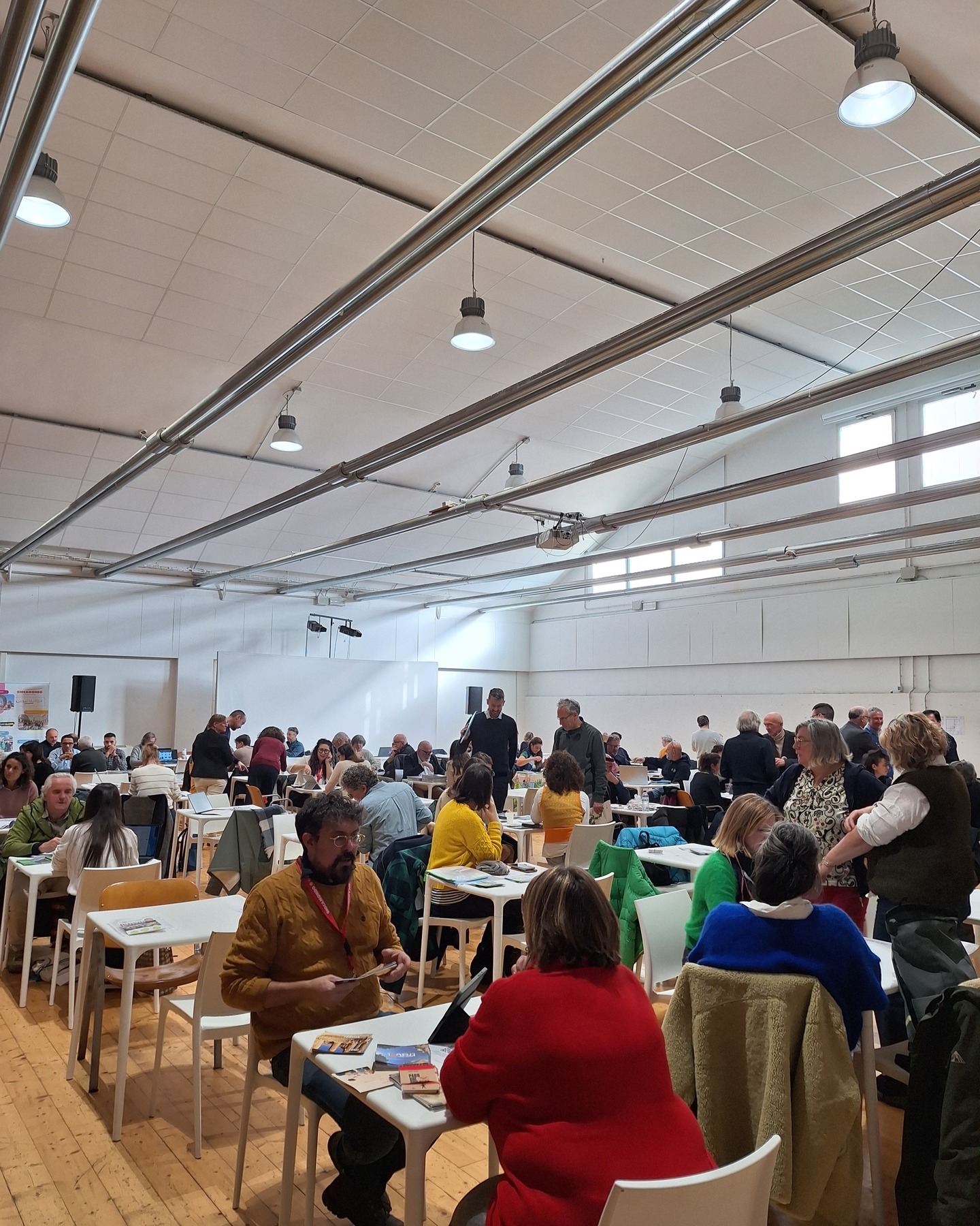 Un fine settimana di confronto e crescita per il turismo responsabile!
Si è concluso 𝐀𝐈𝐓𝐑 𝐈𝐧𝐜𝐨𝐧𝐭𝐫𝐚, il workshop che lo scorso fine settimana ha riunito oltre 70 operatori del turismo responsabile provenienti da tutta Italia e non solo.
È stata un’occasione preziosa per condividere progetti, buone pratiche e prospettive comuni, con uno sguardo attento alle sfide presenti e future del settore.
Tra i partecipanti anche delegazioni europee, come quella dei colleghi dell' UNAT Pays de la Loire , che hanno arricchito il dialogo portando esperienze dal loro territorio.
Collaborazione, ascolto e scambio professionale sono stati i pilastri di questo workshop, confermando il valore della rete AITR come luogo di connessione e crescita.
Un grazie sincero a tuttə per l’impegno e la partecipazione!