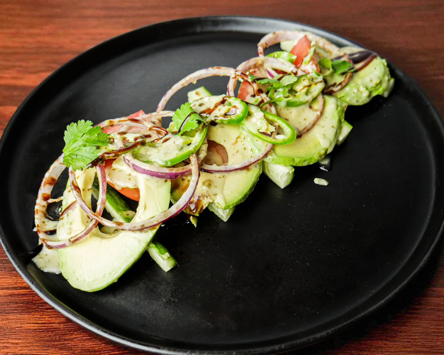 Fresh, vibrant, and full of flavor — our Cucumber and Avocado Salad brings together crisp cucumbers, creamy avocados, juicy tomatoes, red onions, and a touch of serrano heat. Tossed in honey cilantro jalapeño vinaigrette and finished with a balsamic glaze, it’s a refreshing bite with a zesty kick.
#clubhouse66 #glendoraeats #freshflavors #socalfoodie #saladlovers #comfortfood