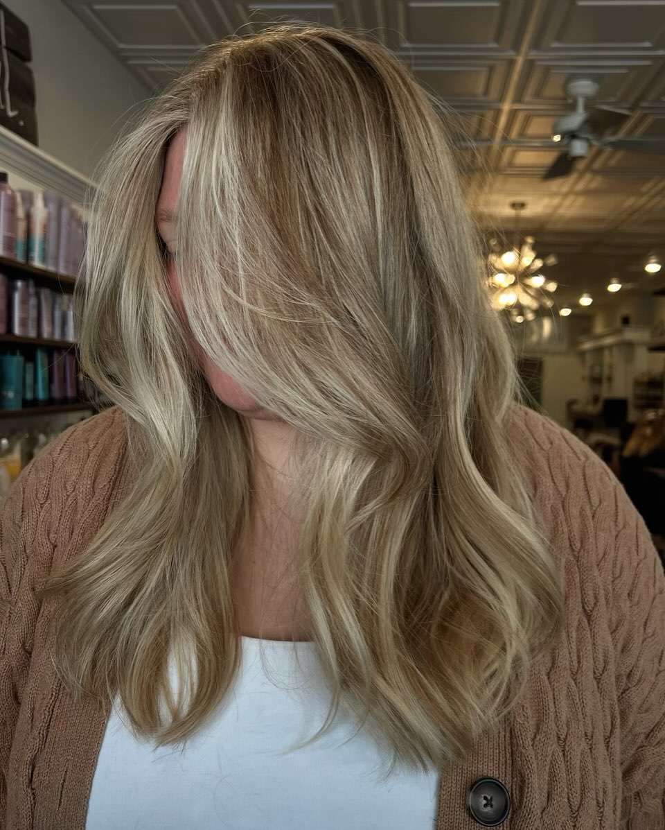 Hear me out: even this brunette specialist can give you kick butt blonde this winter❄️
Color and Cut by Alysha @lysh.does.hair