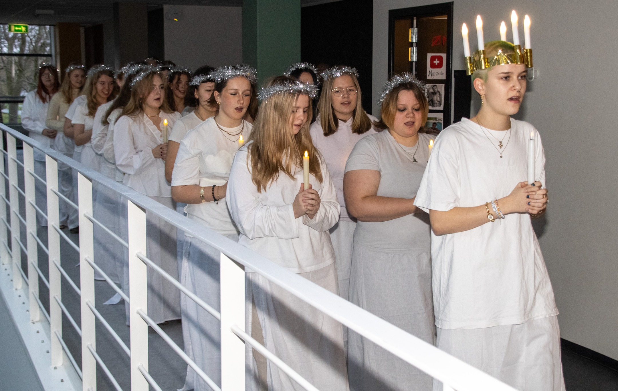Nu bæres lyset frem.
Luciaoptoget fredag bragte lys, sang og decemberstemning rundt på hele EG!
Tak for en smuk tradition.