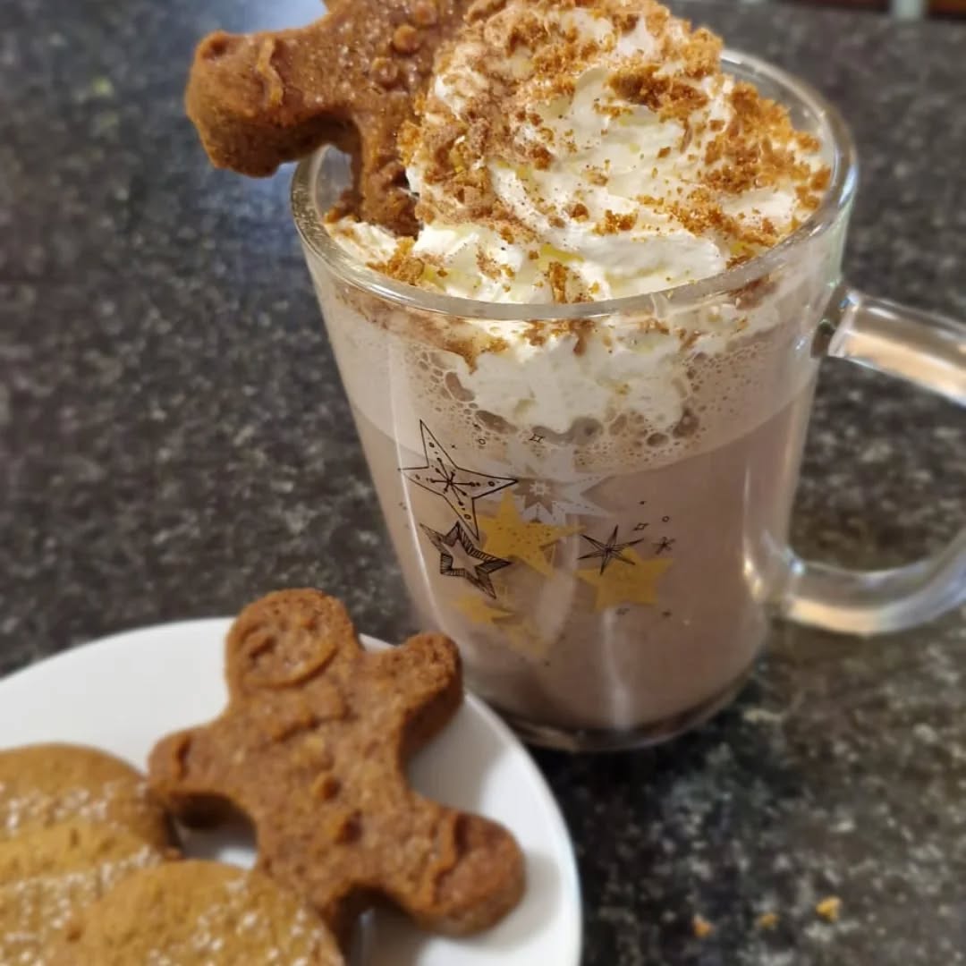 ✨ Frothy Gingerbread hot chocolate made only with real Belgian chocolate, served with homemade biscuits on the side... Pure cosy bliss☕🍪✨#belgianchocolate #gingerbreadhotchocolate