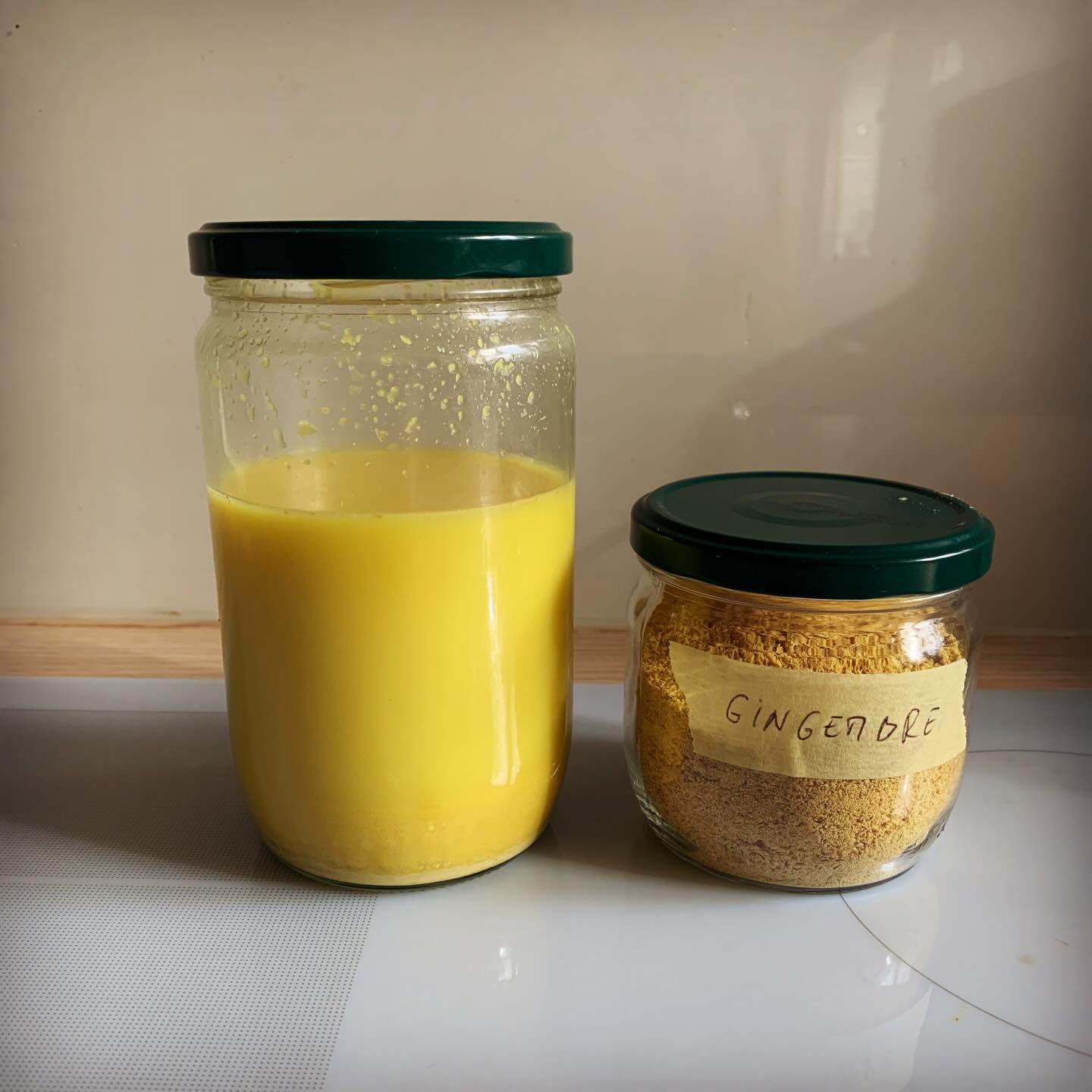 Voilà ce que j'ai fabriqué, grâce à la recette originale de gingembre fermenté de @salomelafermentee ✨ du ginju (jus de gingembre citron curcuma) et de la poudre de gingembre pour la cuisine 😍😍 Le jus est bien fort ! Une cuillère à soupe chaque matin et les défenses immunitaires sont AU TAQUET pour l'hiver 🥳🥳 En cadeau bonus, c'est l'Automne de Vivaldi que vous écoutez, et que j'écoute aussi en cuisinant ❤️que des good vibes !!!.
.
#BonAppetit !
.
+ de 170 recettes et astuces sur
www.delicieuxsanssucre.com
Ou lien cliquable dans ma bio @delicieuxsanssucre
.
⚠️ Allez faire un tour sur la page du magnifique 🍀programme TAPAS🍀que je vous ai concocté, pour trouver l'alimentation qui vous conviendra à VOUS pour vous libérer du suuuucre 🎯... Lien en bio...
>>Commentez YES et je vous envoie une surprise 😄😄
.
.
.
#Transformezvotrealimentation #alimentationIntuitive
#MangerMieux #MieuxManger #Alimentation #AlimentationSaine #Flexitarien #FaitMaison #DansMonAssiette #MangerSain #MangerSainement #cestropbon #DelicieuxSansSucre #IgBas #IndexGlycemiqueBas #RegimeIgBas #miam #miamMiam #VraimentSain #gourmand #Bio
#LegumesDeSaison
#SansSucre #StopSucre #ArreterSucre #DetoxSucre #SansSucreRaffiné #ZeroSucre #SansSucres