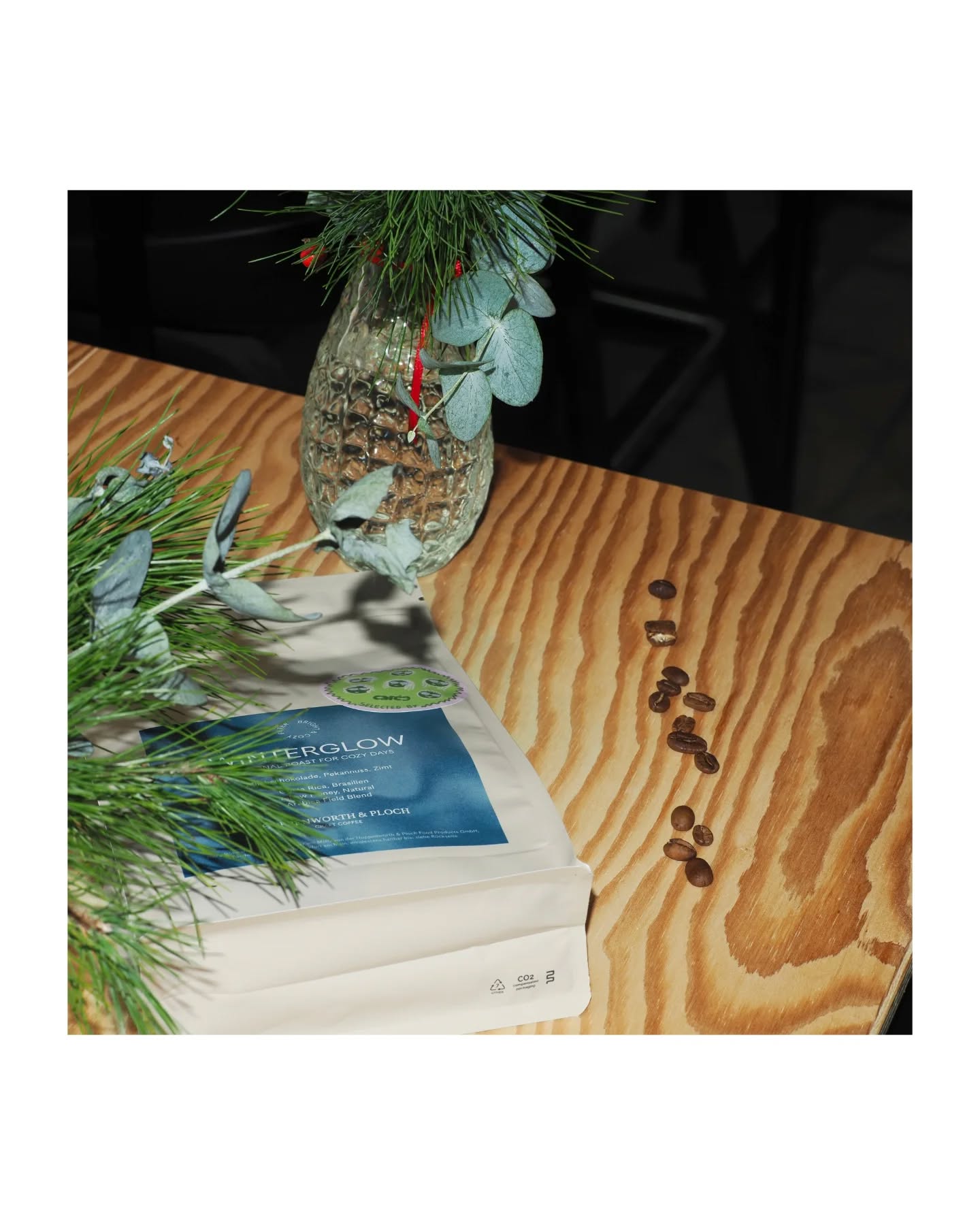 Rücken an der Wand, Kaffee in der Hand! Frankfurt represented im Regal, wir freuen uns endlich wieder @hoppenworthundploch wieder bei uns willkommen zu heißen!
Kenia . Gichathaini . Washed Dieser wunderbar süße Kaffee stammt von der Gichthaini Factory in Nyeri. Wie beinahe alle Kaffees aus Kenia, sind auch hier wieder die üblichen Verdächtigen SL28, SL34, Ruiru 11 und Batian am Start. Was dieser Kaffee anderen kenianischen Kaffees in Intensität nachsteht, macht er mit einer exzellenten Klarheit und Süße wett. In der Tasse landen bei uns saftige Waldbeeren, florale Noten von Hibiskus und eine tiefe Süße, welche an Rooibos erinnert. Auf jeden Fall eine Party im Mund – und alle sind eingeladen!
Äthiopien . Bombe . Washed Sidama Fans aufgehorcht! Hier kommt eine GeschmacksBombe (ein Witz, den sicherlich noch niemand machte). Auch wenn dieses Jahr für uns zwar ein Guji Jahr ist, kommt nun ein super sauberer Sidama, mit bekannter Zitrusaromatik. Wir schmecken blumige Bergamotte, ergänzt durch die klare Süße von weißem Zucker und einen Nachhall, der an Schwarztee erinnert. Ein cleaner Kaffee mit klarer Struktur!
Costa Rica + Brasilien . Honey + Natural
“Wenn es draußen stiller wird…” Ein Winterkaffee, wie er im Buche steht, verbindet dieser Blend, Nussigkeit und Cremigkeit eines brasilianischen Naturals und die intensive Süße getrockneter Roter Früchte von einem Honey prozessierten Kaffee aus Costa Rica. Ein Komfortkaffee für die dunkle Jahreszeit & die Feiertage!