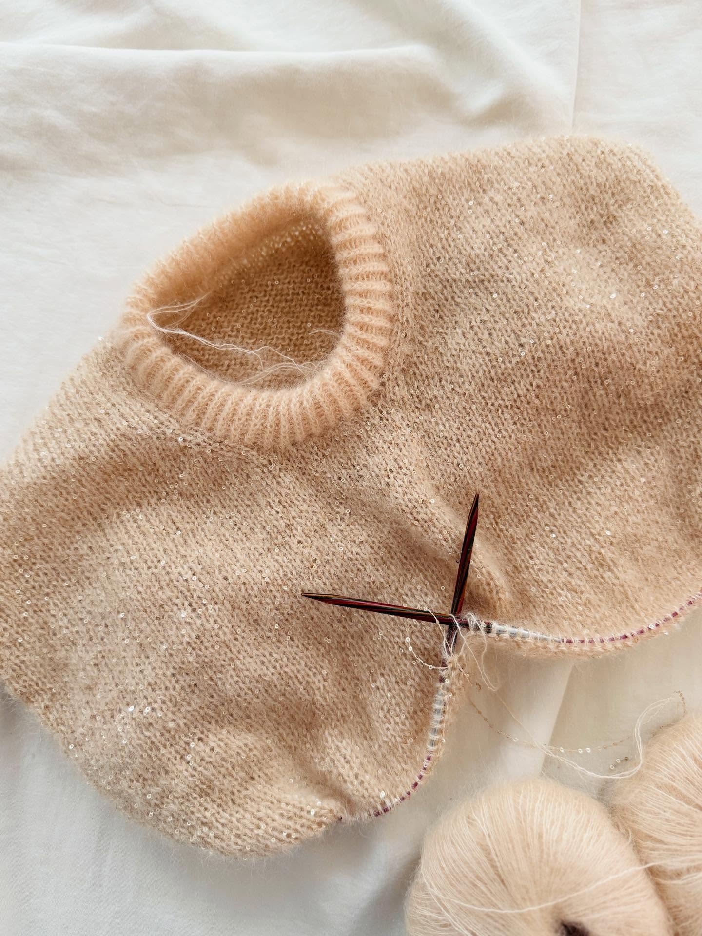 A subtle sparkle with Odette 🥰 My second version of the design is progressing so nicely and after the colorful statement sparkles of the black version, I love the light and golden sequins so much 🤩 The pattern is currently in test knitting and will be ready shortly before Christmas 🎄
.
.
.
Pattern in progress by me: #odettesweater
.
Yarn: Silkhair in the shade Puderbeige and Glamorous in the shade Beige by @lanagrossa
.
Advertising
.
#knitting #knittinglove #knittingaddict #knitknitknit #nevernotknitting #iloveknitting #handmade #diy #slowfashion #slowfashionmovement #knittinginspiration #knittingismyyoga #knitstagram #knitspiration #knit #knitwear #knittersgonnaknit #knitter #knitweardesign #knittersofinstagram #strick #stricken #strickenmachtglücklich #strikk #strikkedilla #breien #tricoter