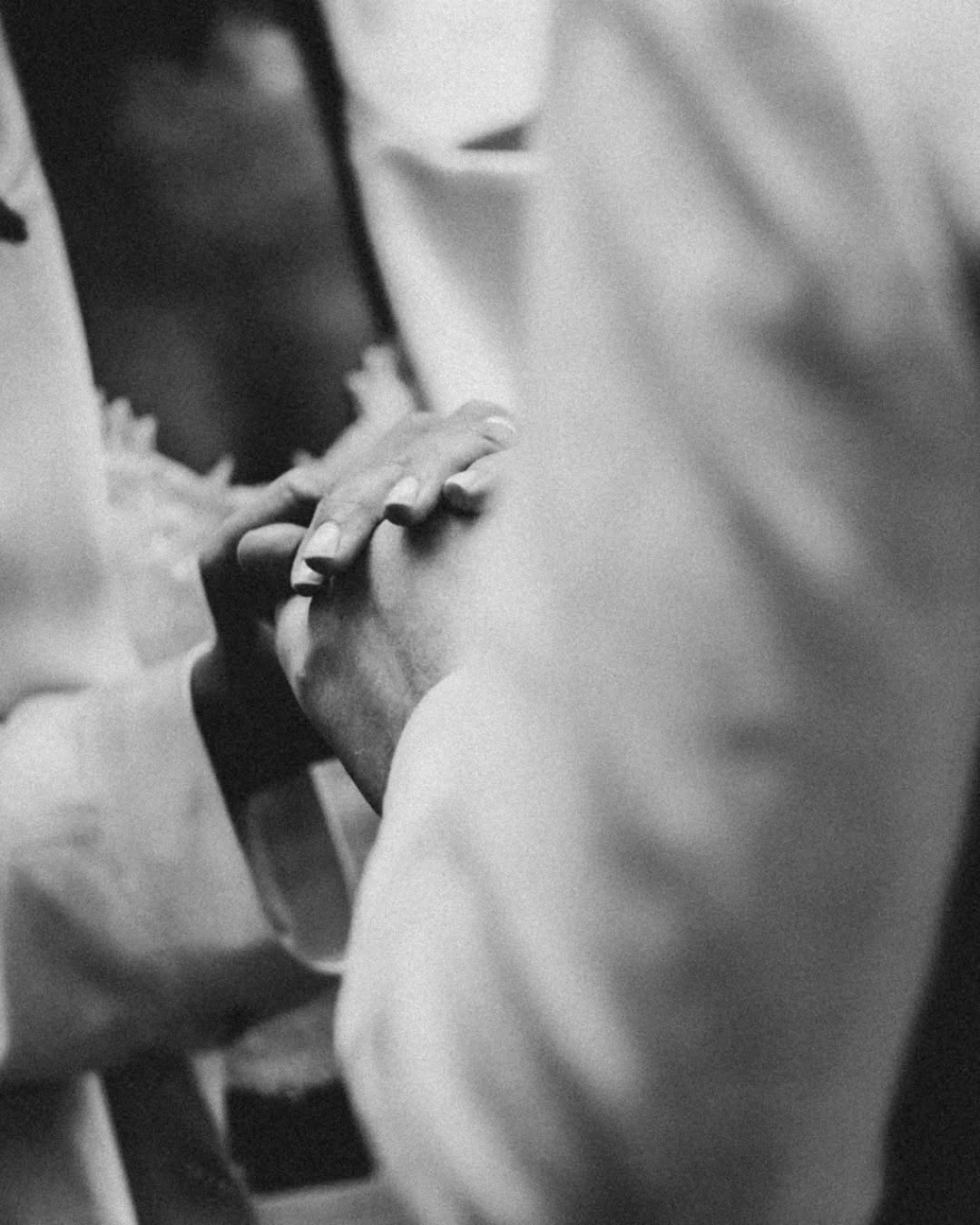 La calma de los abrazos
Antes de la euforia y el desorden... justo ahĆ, estuvo la pausa sagrada de la ceremonia. El momento de la calma, sĆ, pero jamĆ”s de la quietud.
Si la fiesta fue nuestro caos hermoso, este fue el espacio donde la palabra se hizo abrazo, donde las emociones se vivieron a flor de piel. Ahora vivimos la conexión profunda: toda esa intensidad se transformó en una lÔgrima compartida, dos manos que se encuentran para acompañarse, la sonrisa que lo dice todo sin necesitar música alta, las miradas que se cruzan prometiéndose seguir nutriendo este amor y la emoción sincera en cada rostro. Padres, amigos y abuelos: todos testigos de que este amor se viene construyendo hace 11 años desde lo mÔs profundo.
Esta es la segunda parte de la aventura: Sentida. Verdadera. Elegante.
Y es la prueba de que la base de todo siempre es el equilibrio. Un amor tan profundo y sentido, que le permite a uno después entregarse a un caos liberador.
Alan & Juli 20-11-25
@julietaludin
En @chui.ba
@creo.eventos
@san_villordo
@re.mkp
@federicosafdie