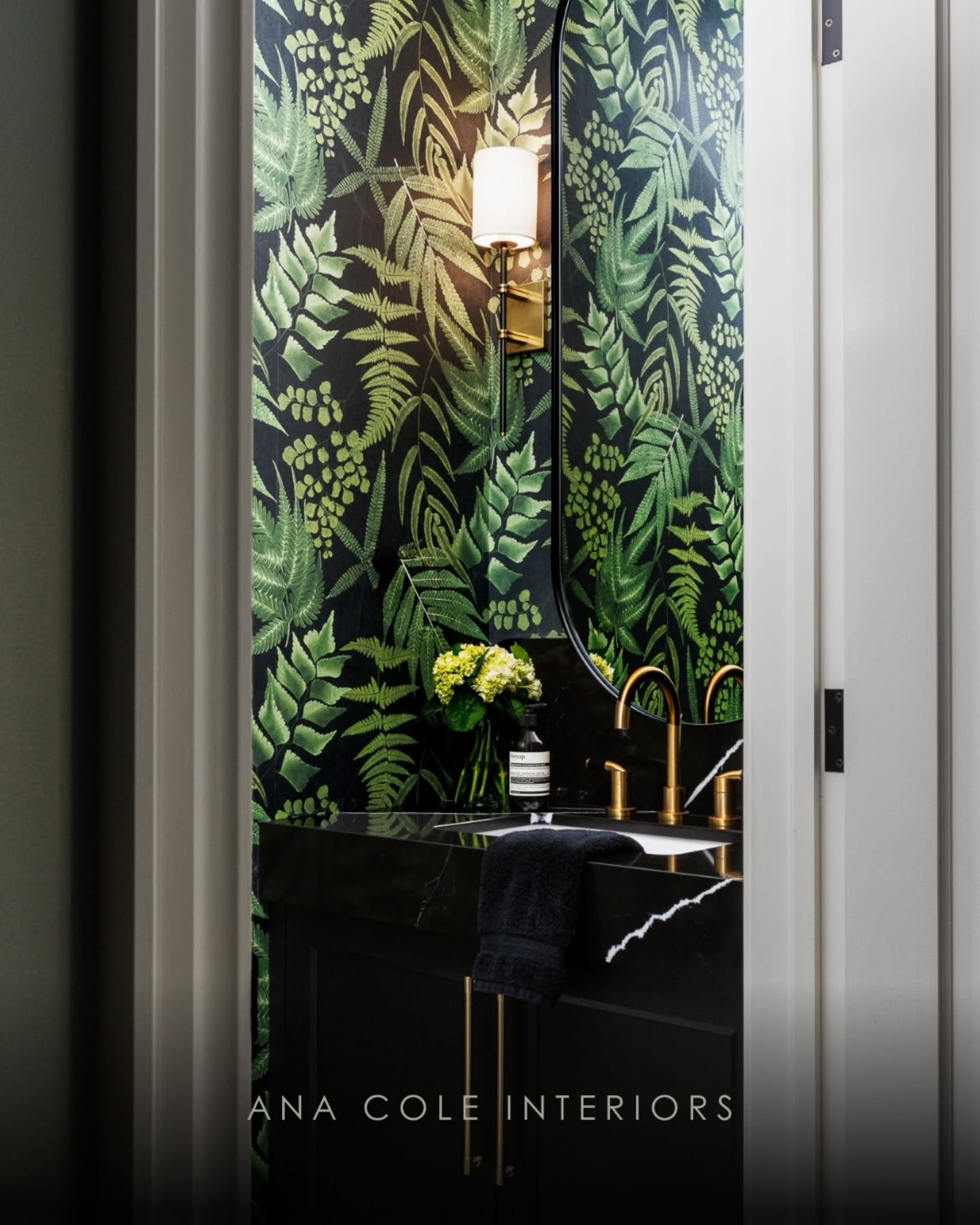 Small space, big personality.
This little jewel box of a powder room is all about depth, detail, and the best kind of dramatic.
đ¸ @mike_barry_ca
#ElevatedDesign #RefinedInteriors #PowderRoom #AnaColeInteriors #LuxuryDesign #PowderRoomGoals #BoldInteriors #LayeredDetails