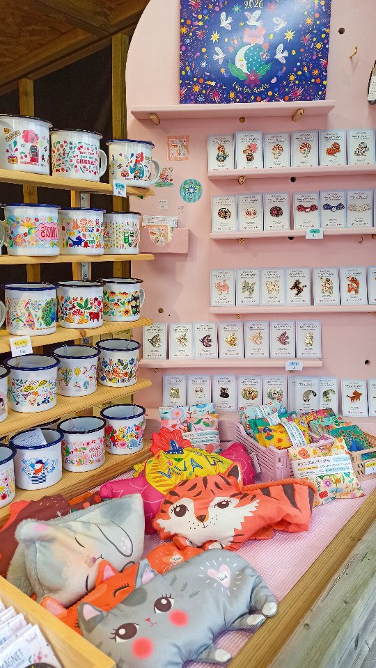 C'est parti pour un week-end en chalet dans le marché de Noël de ma jolie commune des bords de Loire, j'ai nommé la @villedesaintjuliendeconcelles ! 🤗
C'est quand même chouette d'exposer à 2 pas de chez soi et de vous rencontrer.
Merci aux fidèles qui sont venues dès les premières heures: ça me touche tellement !
On croise les doigts pour que la météo se maintienne 🤞🤞🤞
°°°
#marchédenoël #saintjuliendeconcelles #creation #illustration #faitmain #art #idéescadeaux