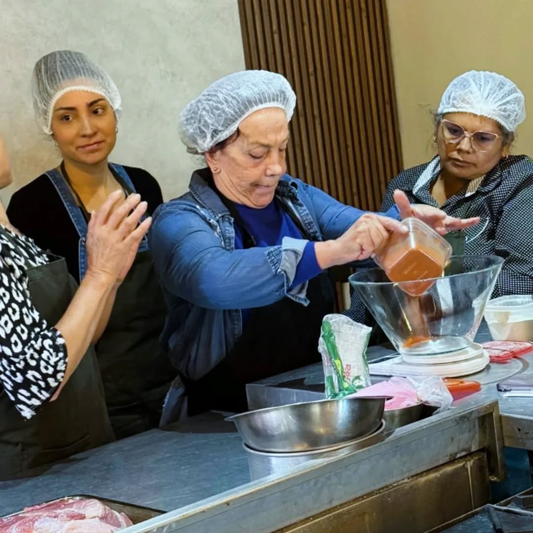 ¡Qué jornada tan deliciosa! 😋
Gracias a cada uno por hacer parte de nuestro curso de pernil de cerdo.
Compartir conocimiento, buena energía y pasión por la cocina con ustedes fue increíble.
¡Nos vemos en la próxima clase con más sabor y fuego! 🔥🐷
#CocinaConPasión #PernilDeCerdo #tallergastronómico
@chef_cristiankollrich @ktik.arango @baloo_antonio @nestor_design @lachefzerpa_ @bluesuiteshotel @casa_inicio @marioalbertogomezrivera @_steel_master @mauriciolondonochef