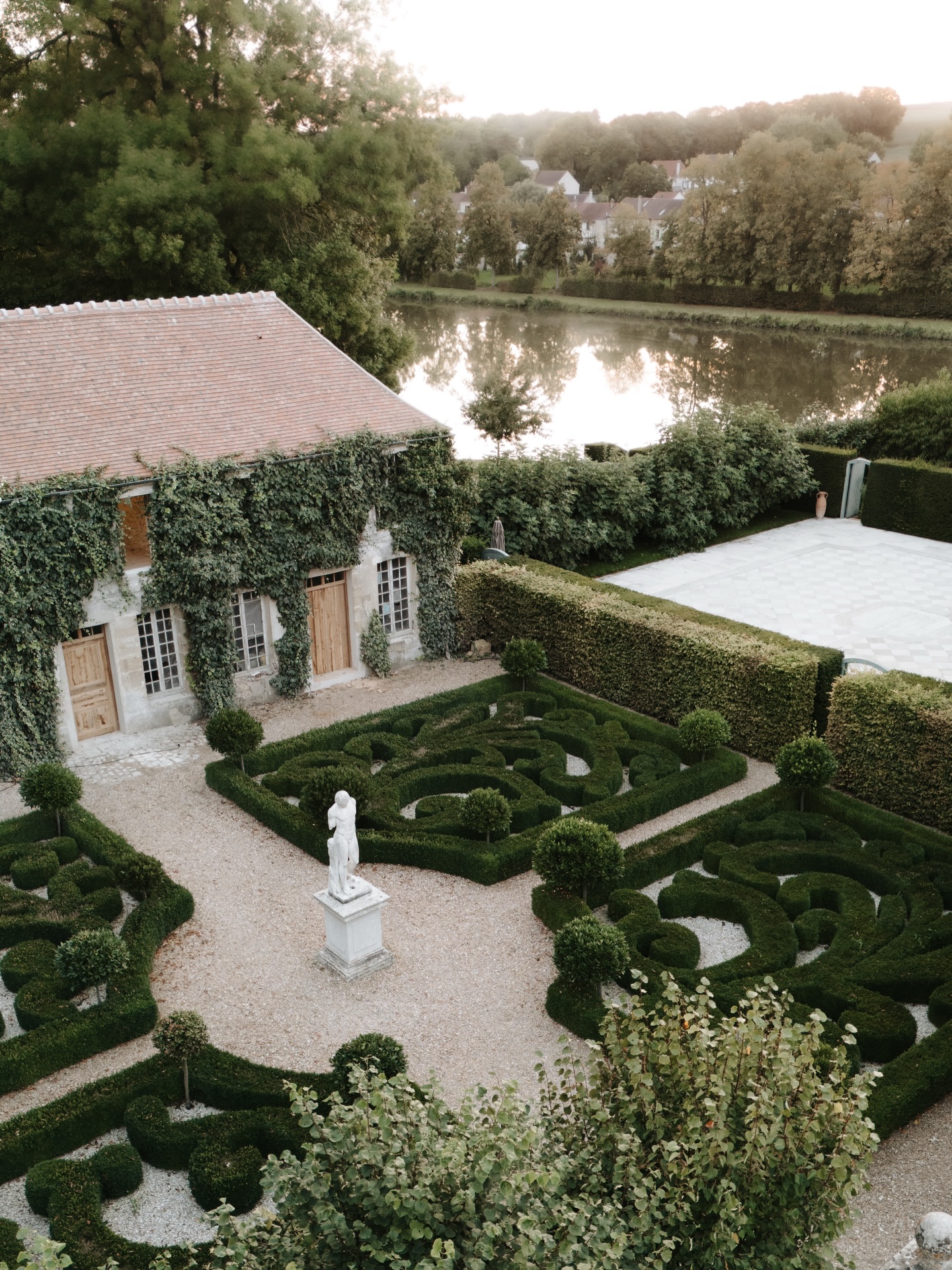 Welcome evening✨
The gardens of Château de Villette unfold like a living painting, where history and nature come together in perfect harmony.
Photographer @demis_design
/
Welkomstavond✨
De tuin van Château de Villette ontvouwt zich als een levend schilderij, waar geschiedenis en natuur in perfecte harmonie samenkomen.
#chateaudevillette #châteaudevillette #chateaudevilletteweddingphotographer #chateaudevillettewedding #frenchweddingstyle