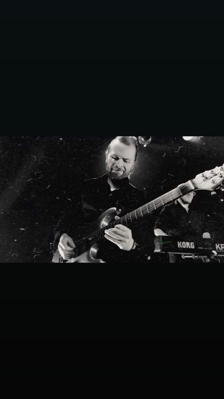 Lapsena halusin olla kahta asiaa: poliisi tai rokkistara. Enpä hakenu poliisikouluun ku olis pitäny nostaa 100kg penkistä. 😅No musta tuli oman elämäni rokkistara. Onneksi. Onhan tämä hauskaa hommaa. 🤘🏻
#maniac #jssugarbakers #tullisalioulu #pikkujoulut #kitarasoolo #improvisointi #kitaratunnit #kitarastudio