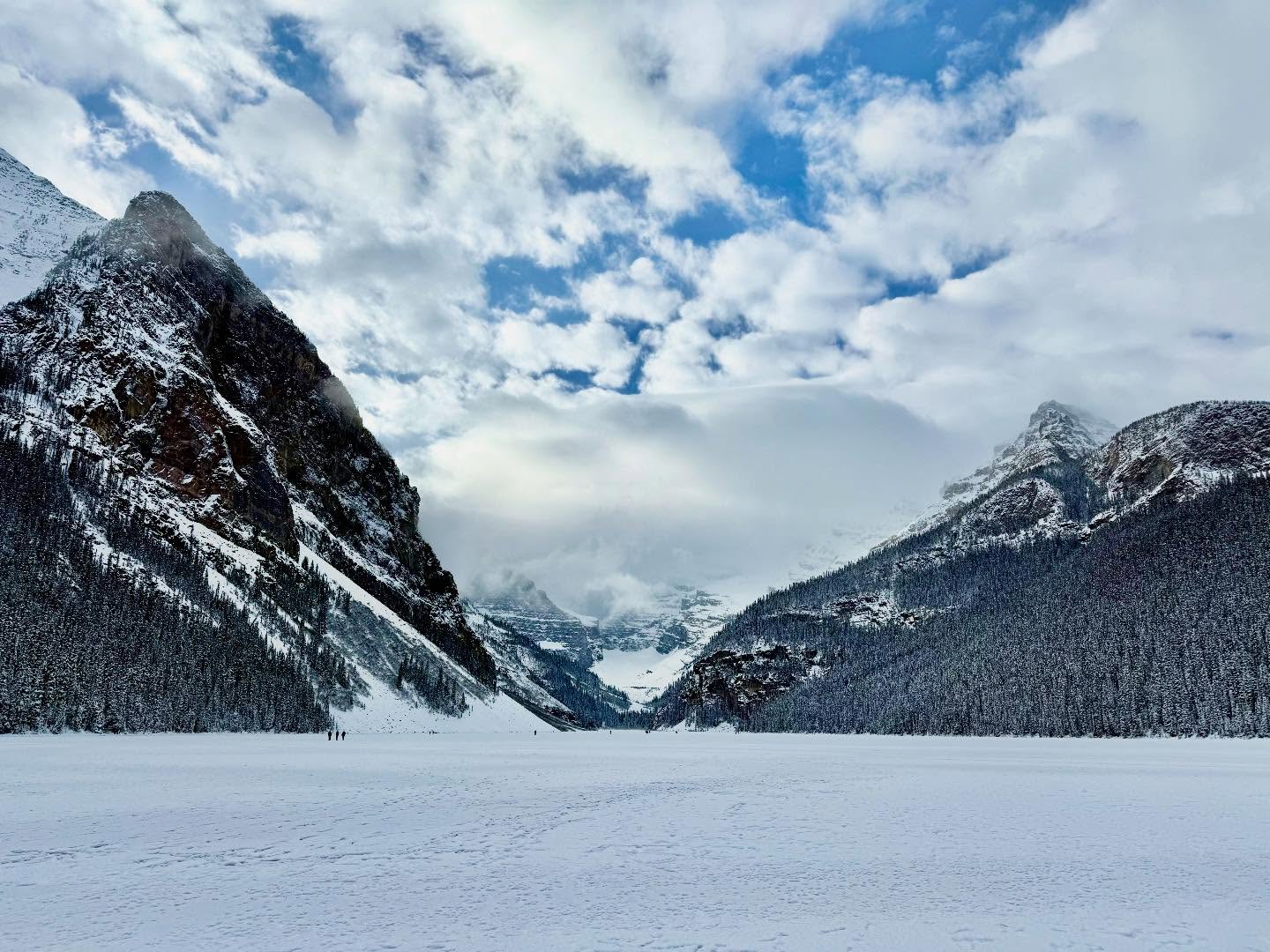 Icy Lake Louise #lakelouise #lakelouisecanada #lakelouisecanada #lakelouisecanada #lakelouisecanada🇨🇦 #lakelouisealberta #travelalberta #travel #travelbloggers #travelblog #travelblogging #retireandtravel #retireandenjoylife @fairmontcll