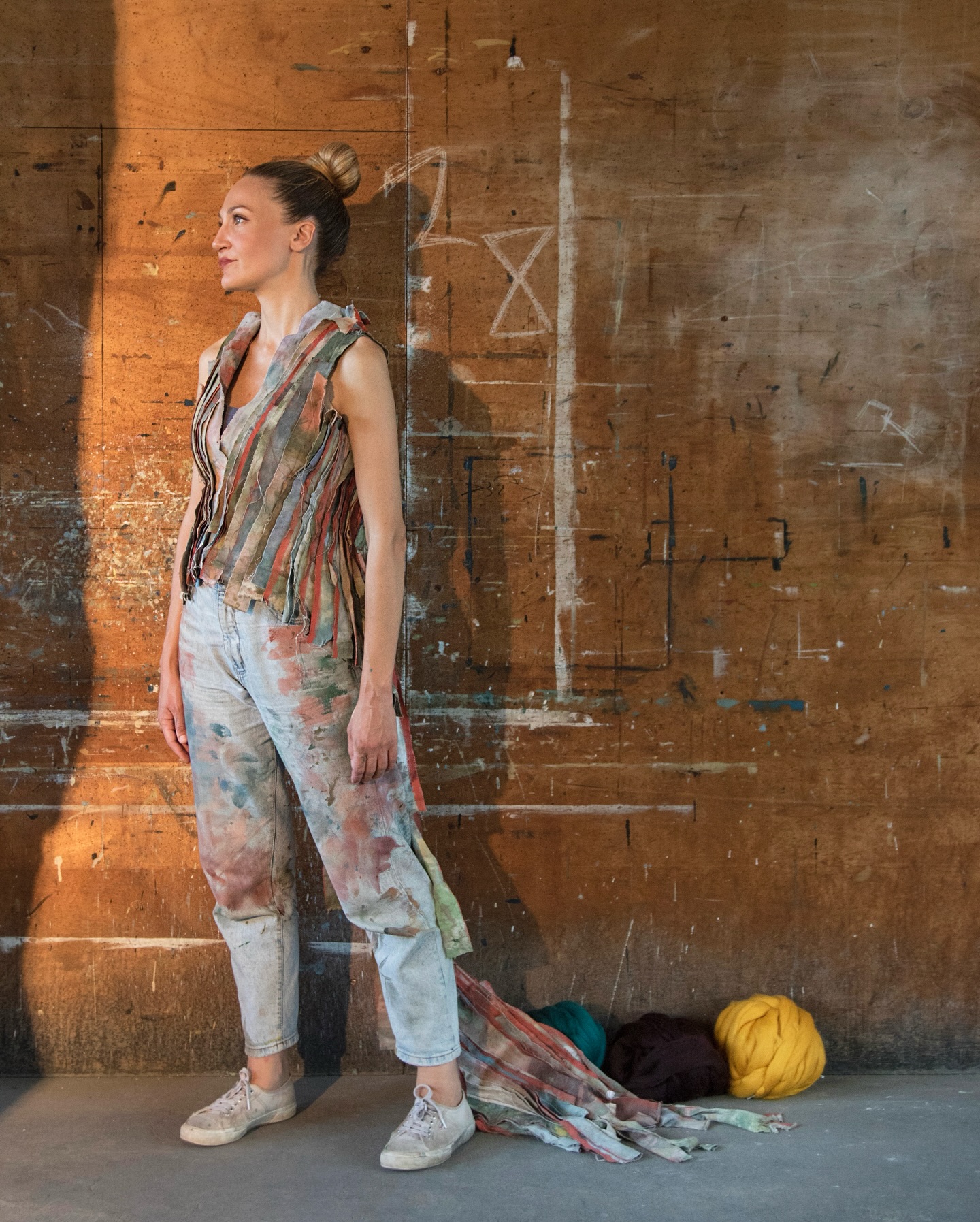 Évènement élu « coup de cœur » par le ministère de la culture @culture_gouv
EXPOSITION
LES ATELIERS
DE LA MAIN NUE
« HORS LES MURS »
Pour les journées du patrimoine, du 20 et 21 septembre 2025
Muriel Blanc Duret @tributsrugs
Céline Camilleri @celine.camilleri
Chloé Chagnaud @latornatissage
Delphine Ciavaldini @delphineciavaldini
Audrey Cusey @audrey.cusey
Marie Dutreix @dutreixmarie
Lyse Drouaine @luxdawn_creation
Zoé Forget @zoeforgetphotography
Charlotte Kaufmann @charlottekaufmann_creation
Françoise Laperonnie @francoisevarieras
Rachel Lavaud @rachellavaud
Déborah Lavot
Laurine Malengreau @laurine_artextile
William Tahar
Brigitte Vanderpol
Kendra Wallace @kendrawallace11
Crédits photo de couverture @zoeforgetphotography
Costume créé par @delphineciavaldini avec les tissus ayant servi à la réalisation de la fresque @lesfresquessauvages
#Aubusson #Patrimoine #ArtLife #Drawing #AudreyCusey #Manufacture #ArtTextile #Vernissage