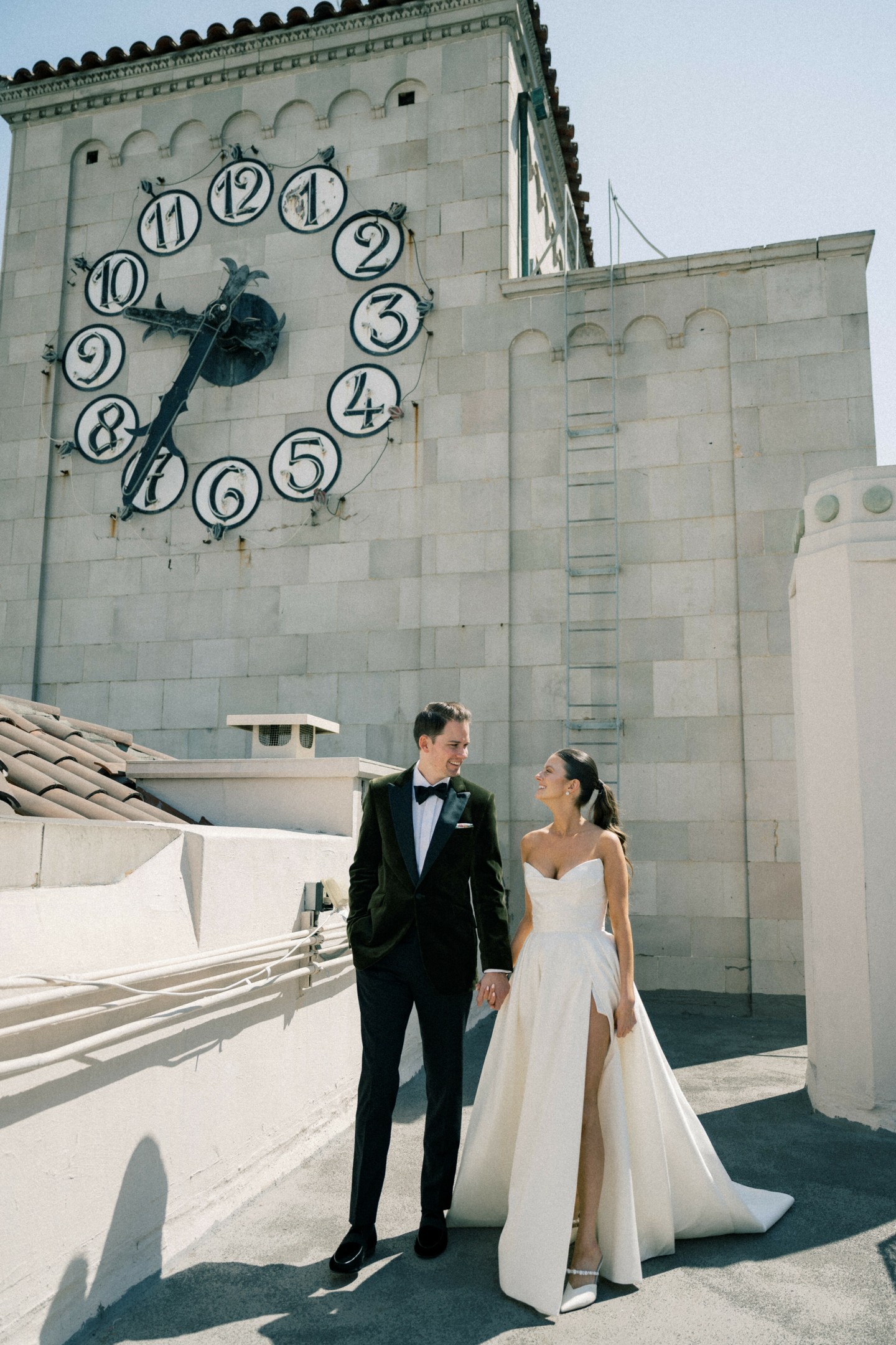 When the city doesn’t slow down but your moment does. Timeless feels different in front of that clock. #TheOviatt #DTLAWeddings #LAWeddingVenue #ArtDecoLA #OviattPenthouse
Photographer: @rivellemedia