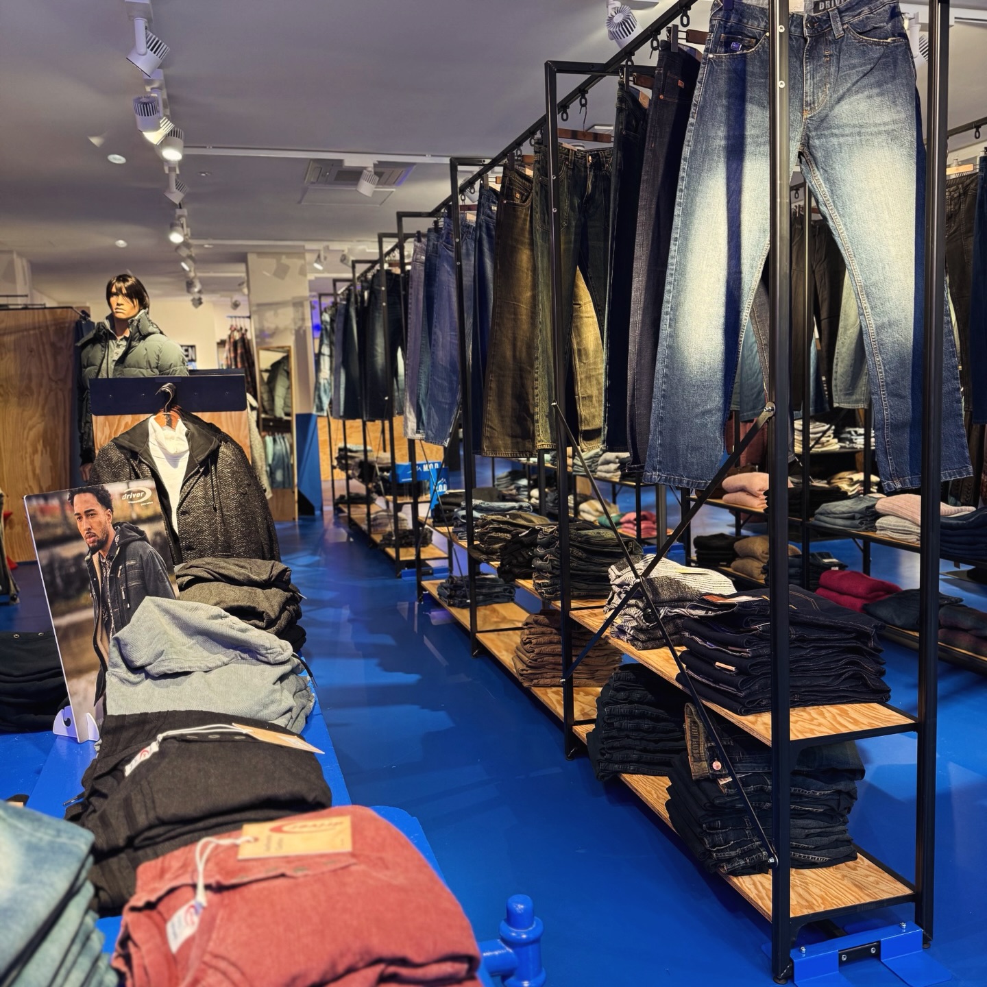 LADENBAU www.kyriles.ch #ladenbau #shopfitting #baden #kunsthandwerk #metalart #design #handcraft #custom #industrialdesign #unikat #vintagedecor #homedecor #unique #deko #innenarchitektur #inneneinrichtung #customdesign #schönerwohnen #wohnaccessoires #architecture #architektur #unikat #interior #weld