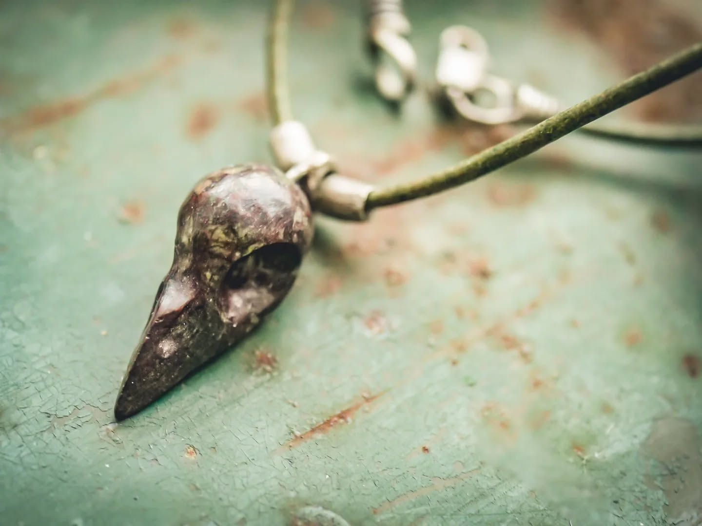 Handcarved birdskull with details in sterling silver. Would you say its handcarved when I have used a rotary tool?
.
#englishhelpplease #wabisabi #wabisabimaker #rockcarving #birdskull #stonecarving #fågelskalle