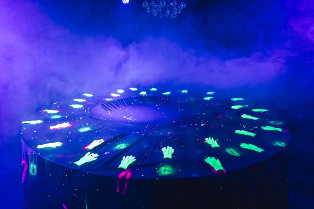 ✨ Jauna garšu un telpas dimensija Liepājā.
Nu jau pavisam oficiāli durvis ver jaunā kultūrtelpa “Bankhaus”, un atklāšana notika ar kosmiski immersīvu piedzīvojumu – vakariņām “Garšu galaktika. Kā Ziemassvētki izskatās no kosmosa?” 🌌✨
Sešas kārtas, kosmisks stāsts, gastronomija, māksla un tehnoloģijas vienuviet. Šefpavāra Naura Haukas radītās garšas un Emīla Balcera audio ceļvedis viesus aizveda īstā Ziemassvētku galaktikas ceļojumā.
“Bankhaus” – jauna vieta drosmīgām idejām un radošiem formātiem Liepājā.🚀❤️
🙏🏻 Paldies komandai:
Šefpavārs: @chefnaurishauka
Vieta: @bankhaus.liepaja
Audio gids- @ebalceris
Foto: @ohm.lv
#GaršuGalaktika #KosmiskāsVakariņas #CosmicDinner #TasteGalaxy #MultiSensorExperience