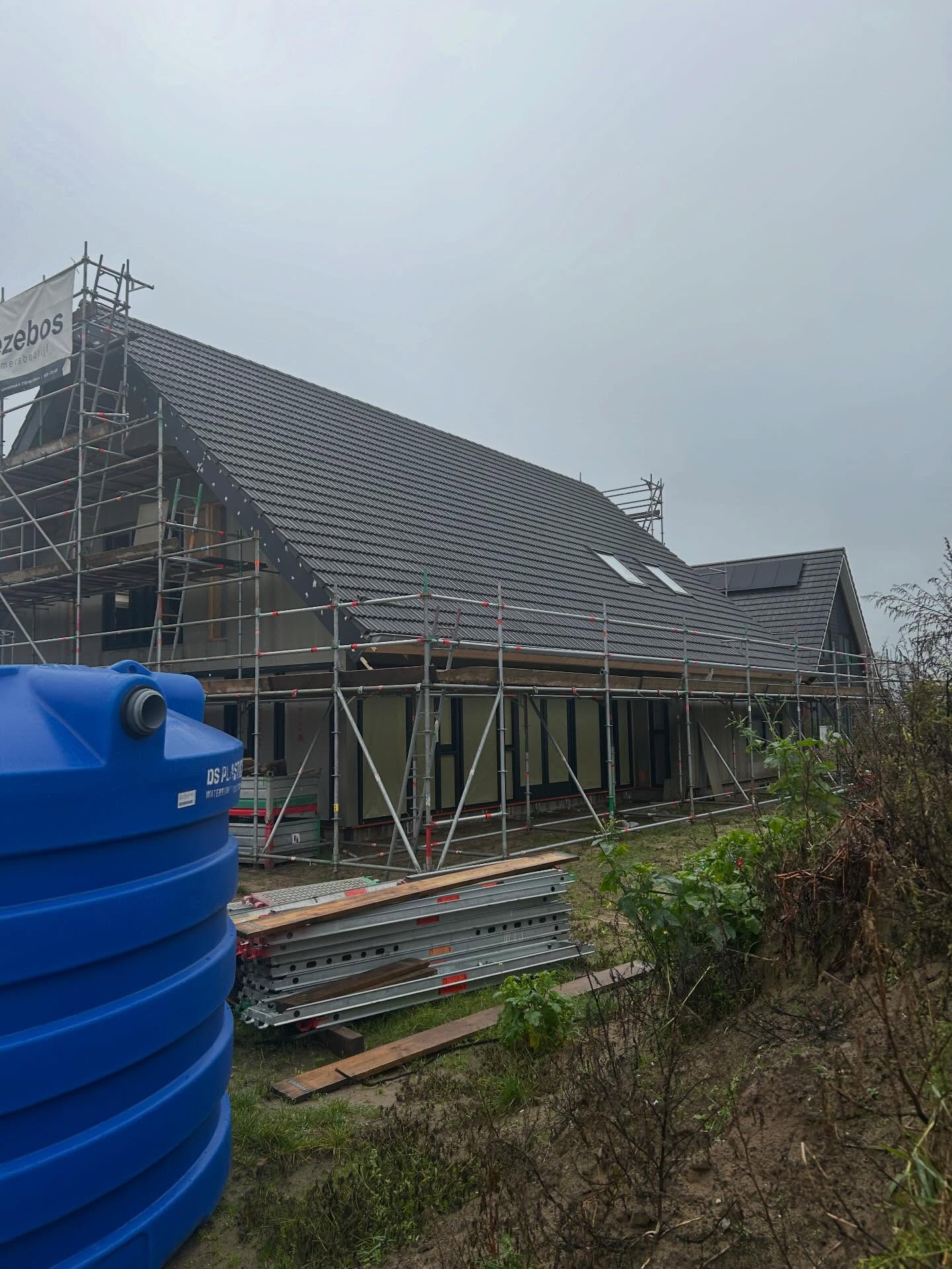 De werkzaamheden verlopen voorspoedig aan de Vossersteeg, inmiddels liggen de pannen erop en zijn ze uitvoerig getest🌧️