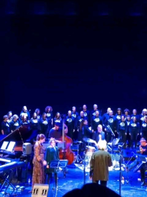 Orgullosa de mi chica valiente. Cantar con Big Band, Coro y bailarín de claqué. Teatro lleno hasta los topes. Escucharse a través de un monitor... Todo por primera vez. Bellos días en Sevilla, muy bien acompañada.
#madresartistas #madresehijas #musicaendirecto #dukeellington #jazz #bigband