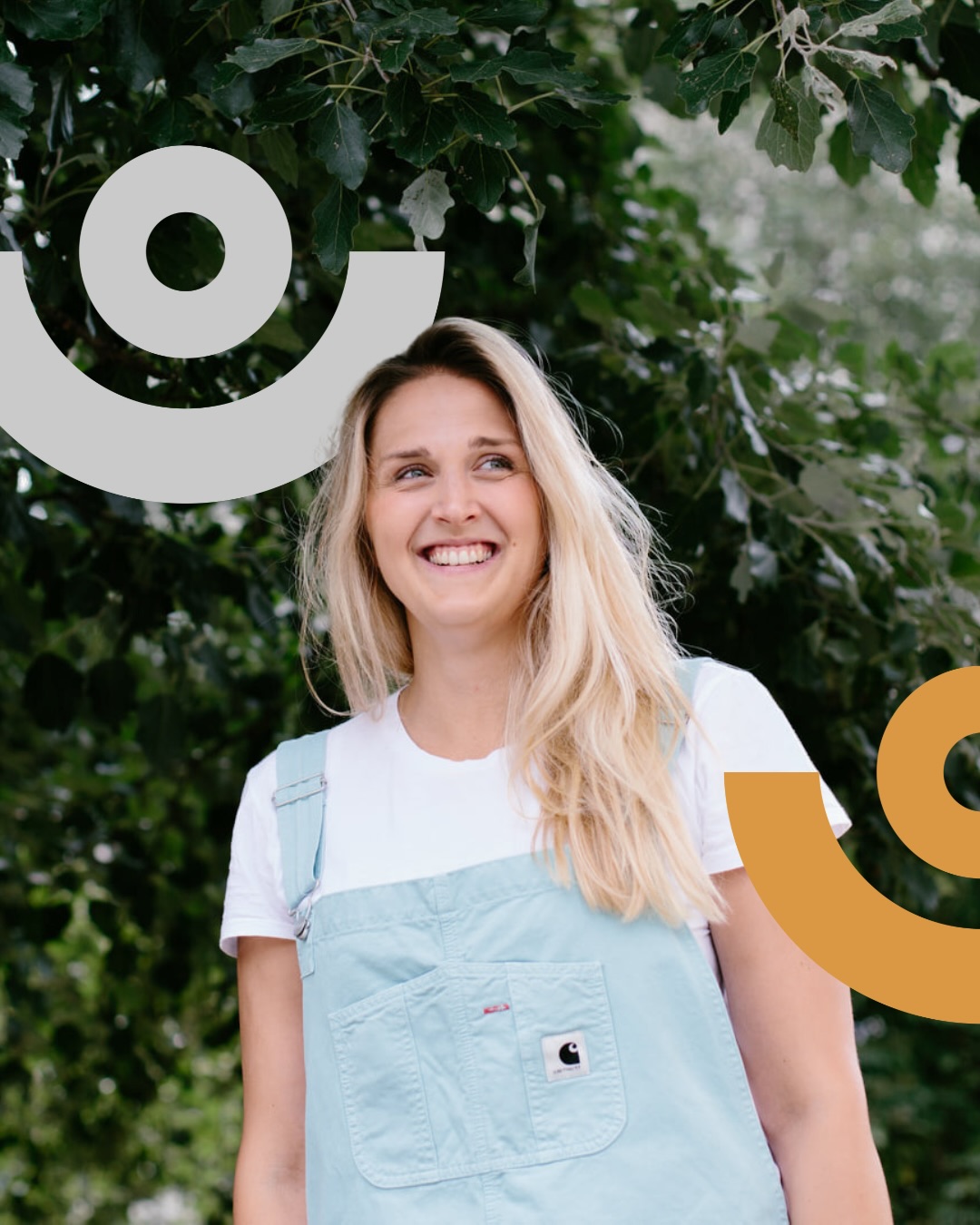 Nie tylko ściany i styropian.
Dzięki @nataliazwarszawy nasz poradnik „Piękne, trwałe, użyteczne” został wzbogacony o aspekt zieleni i szeroko pojętej architektury krajobrazu, która jest integralną częścią efektywności energetycznej budynku zabytkowego (i nie tylko). Ebook jest do pobrania bezpłatnie 🔗 szukaj w bio.
🟢 Natalia Budnik — architektka dla krajobrazu. W latach 2014–2019 związana z kopenhaskim biurem projektowym SLA (strategy/urbanity/landscape). Pracowała nad projektami w Danii, Norwegii, Chinach i Stanach Zjednoczonych. W 2018 r. współprowadziła kurs Design by Management na wydziale architektury krajobrazu na Uniwersytecie Kopenhaskim. Aktualnie prowadzi własną praktykę projektową w Warszawie. Projektuje i dyskutuje o krajobrazie w wielu odmiennych perspektywach czasowych. Myśli ekosystemowo. Współpracuje interdyscyplinarnie tworząc strategie krajobrazowe i roślinne w różnych skalach. Interesują ją projekty podkreślające fenomeny natury i jej procesy, w kreatywny sposób adaptujące dynamiczny potencjał roślin.
__________
TAK LEPIEJ – wspólna kampania Fundacji 8Marca, Polskiego Stowarzyszenia Budownictwa Ekologicznego, Polskiego Towarzystwa Studiów nad Przyszłością, Stowarzyszenia Pro Carpathia i ZieloneGodziny.pl realizowana w ramach zadania publicznego „Przeprowadzenie działań edukacyjnych, badawczo-rozwojowych oraz działań szkoleniowo-doradczych w obszarze zielonej i energetycznej transformacji” w ramach inwestycji G1.1.4 KPO (wskaźnik G9G).