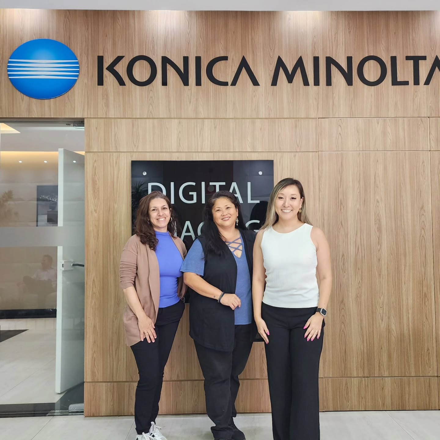 Hoje foi dia de conhecer o Digital Imaging Square (DIS) da @konicaminoltabrasil , local em que, entre outros departamentos e serviços, funciona o showroom da empresa. Em destaque, está a AccurioLabel 400, equipamento top de linha da fabricante para impressão digital de rótulos.
Obrigado Karen Nakamura @karen_nkmr e Paulina Tokuy @paulinaft pela recepção e pelo carinho com que receberam nossa secretária executiva Viviane Rafacho @vivirafacho !
#Abiea #KonicaMinolta #KonicaMinoltaBrasil #DIS #rótulos #impressãodigital