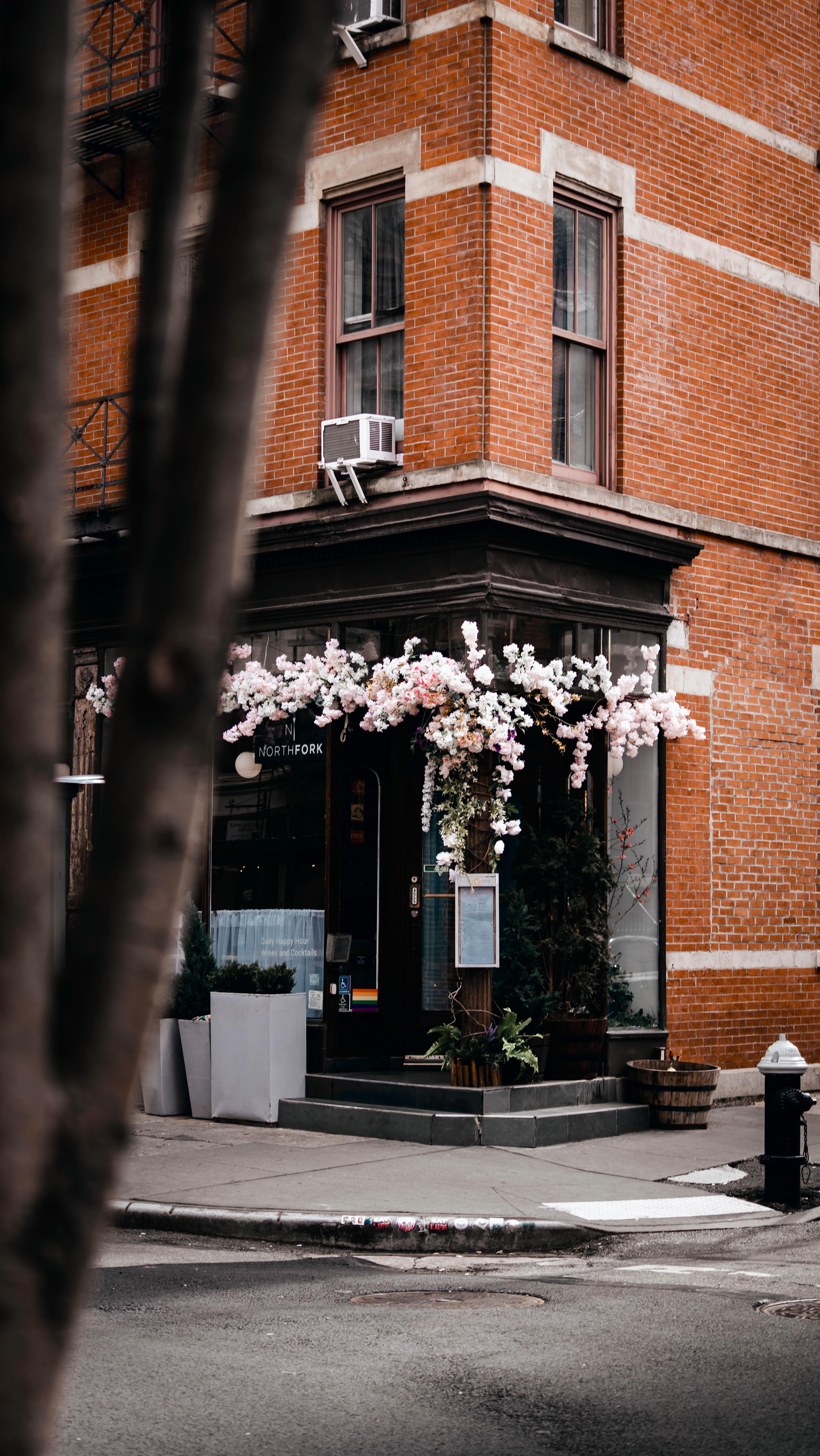 Ihr steht in der Bedford Street, schaut nach oben und merkt relativ schnell: Das ist nicht einfach irgendeine Ecke in Manhattan. Das ist das Friends Apartment. Genau hier, im West Village, hängt diese typische New York Stimmung in der Luft. Backsteinfassaden, Feuerleitern, Cafés an jeder Ecke und gefühlt jede zweite Person mit Kaffee to go.
Kleiner Reality Check gleich vorweg: Reingehen könnt Ihr nicht. Das Apartment ist privat, kein Museum, kein Set, kein Türschild mit Central Perk Pfeil. Und genau das macht den Spot irgendwie noch besser. Ihr steht einfach da, mitten im echten New York, an einem Ort, der für viele Popkultur Geschichte ist.
Das Gebäude selbst wirkt unscheinbar, fast schon beiläufig. Aber wenn Ihr Friends gesehen habt, klickt es sofort. Die Ecke, der Blickwinkel, die Straße. Hier braucht es keinen großen Marker, kein Insta Schild, kein Ticket. Ein kurzer Stopp reicht und Ihr habt einen dieser Momente, in denen Serien plötzlich real werden.
Mein Tipp: Kommt früh morgens oder abends. Weniger Leute, besseres Licht, entspanntere Stimmung. Und danach einfach durchs West Village treiben lassen. Genau das passt hier besser als jedes Pflichtprogramm.
Friends hin oder her: Selbst wenn Ihr die Serie nie gefeiert habt, lohnt sich der Spot. Nicht wegen der Serie, sondern wegen der Gegend. Und genau das ist Manhattan manchmal am besten.
#friendsapartment #friendsfan #friendstvshow #westvillage #manhattan #newyorkcity #nycspots #nyclife #filmspots #serienorte #popkultur #newyorkreise #nycbucketlist #travelnewyork #fokusfernweh #reisenusa #urbanspots #streetsofnyc