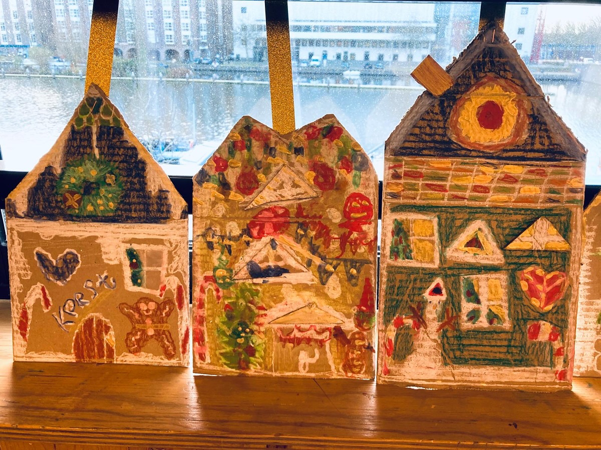 Kartonnen speculaashuisjes in de maak! 🏠
Weet jij waarom we rond Sinterklaas en kerst speculaasjes eten? 🍪 ✨