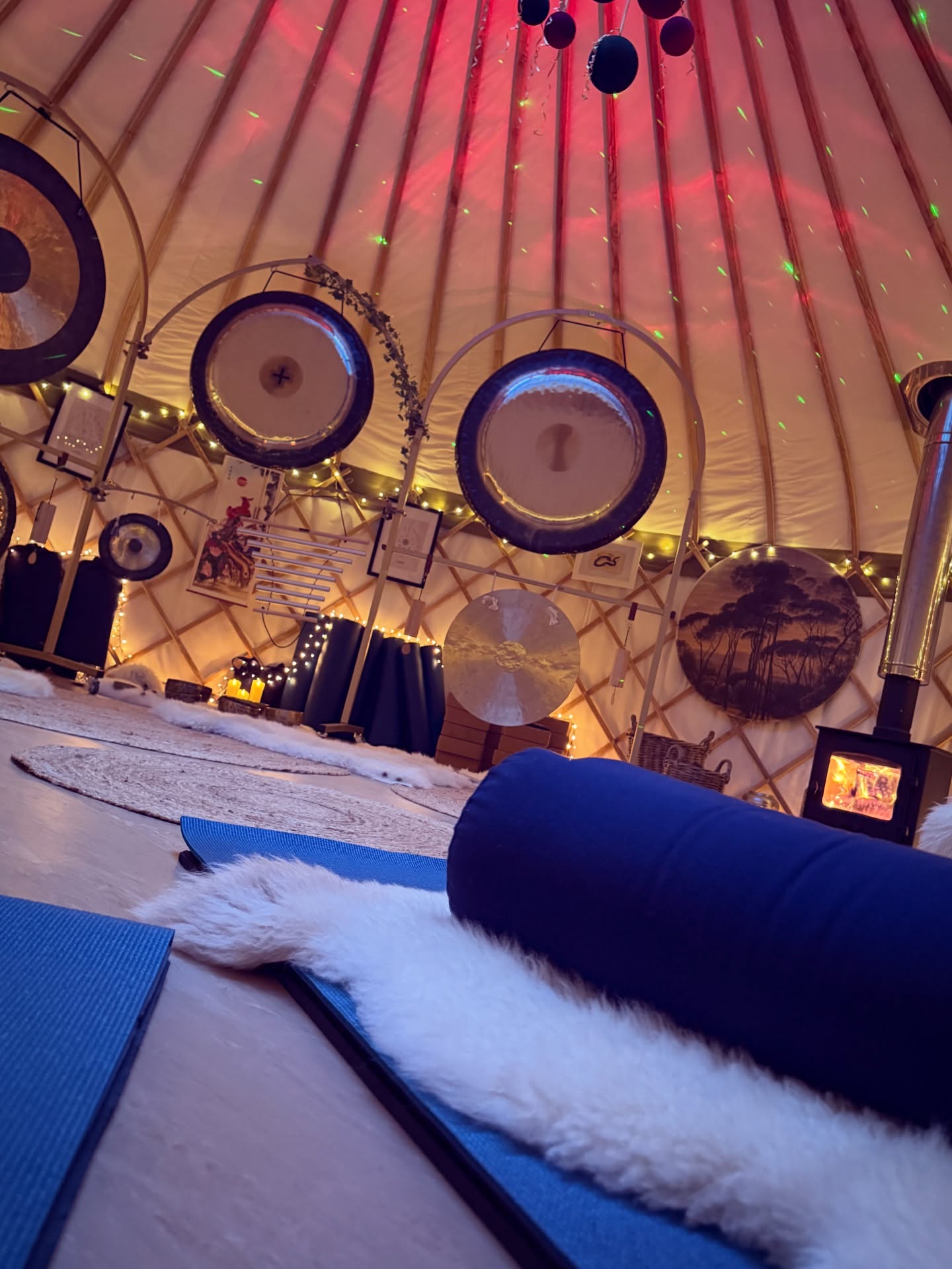 all set up for tonight‘s private hire session. 5 gorgeous ladies coming for their third booking to date ✨🙏 the kettle is boiling we will start with tea and an Oracle reading for each of them before opening up the Rieki 🍑 energy blending into a full Sound bath finishing with tea and chocolates and a group share between these ladies. If you’re interested in booking this one saturday night for yourself and family or friends, send me a DM. Space limited to a group of 5 #zenhen #lovedones❤️ #friendship #selfcare #giftideas #southdevon