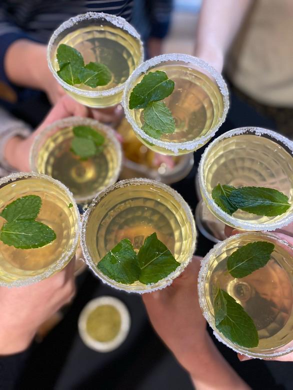 Ontsnap even aan de drukte en ontdek hoe creatief samen zijn kan voelen.
Onze pottery painting & keramiek workshops brengen teams, families en vriendengroepen dichter bij elkaar – met een vleugje kleur, veel plezier en een creatieve herinnering die je zelf hebt gemaakt.
Perfect voor:
• Teambuildings die meer mogen zijn dan een standaard uitje
• Vrijgezellen die iets origineels willen beleven
• Families die quality time zoeken
• Bedrijfsuitjes die verbinden én verrassen
Iedereen kan meedoen – ervaring is niet nodig.
Wij zorgen voor begeleiding, materialen en een ontspannen sfeer. Jij zorgt voor de creativiteit.
Klaar voor een activiteit die blijft hangen?
Boek je workshop via DM of onze website.
#teambuilding #vrijgezellenfeest #familytime #wattedoen #bornem #pottenbakken