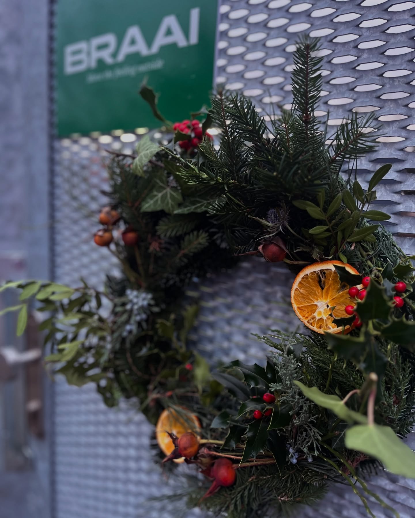 Týden ve skluzu, ale na 2. adventní neděli už visí 🎄
Skoro vše nasbíráno v okolí, umotáno na zahradě se svařákem. Příští zimu asi uděláme workshop. 🌟
Věnec máme divoký, stejně jako rostliny v BRAAI garden, takhle nám to sedí. A k tomu kontrast luxusních venkovních kuchyní. Balanc 💚
#braaiwithus #venkovnikuchyn #venkovnikuchyne #outdoorkitchen #outdoorcooking #braai #outdoorliving #garden #barbecue #outdoorlovers #zahrada #letnikuchyn #zahradnikuchyn #varenivenku #gardeninspiration #kitchendesign #braaigarden #gardenparty #christmas