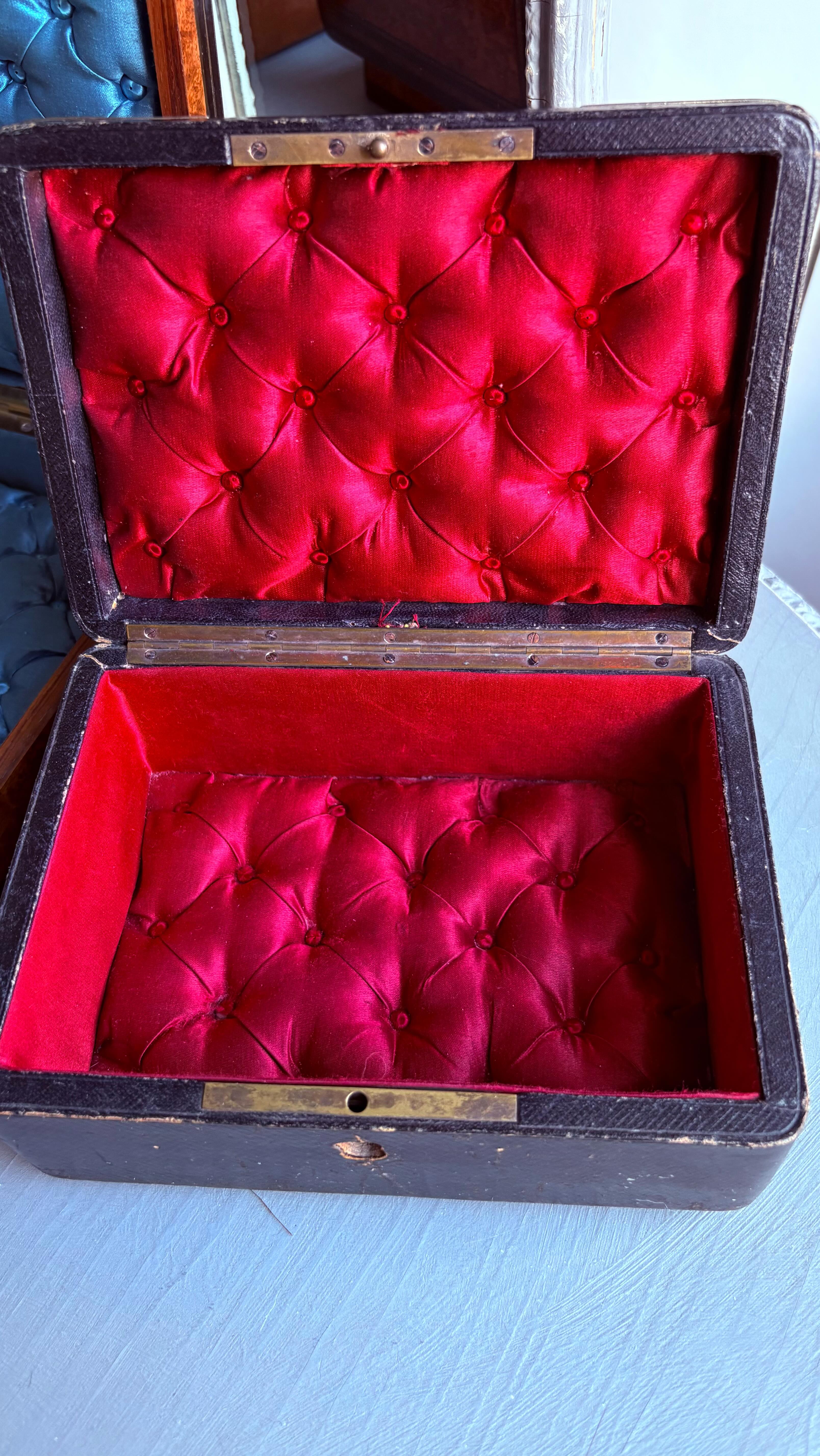 Antique French with Scarlett Silk Lined buttoned fabric . Available on our website. Ready to ship. Would make an amazing Antique, sustainable gift.
Find her at www.heirloomjewells.com
❤️💷185 plus shipping ❤️