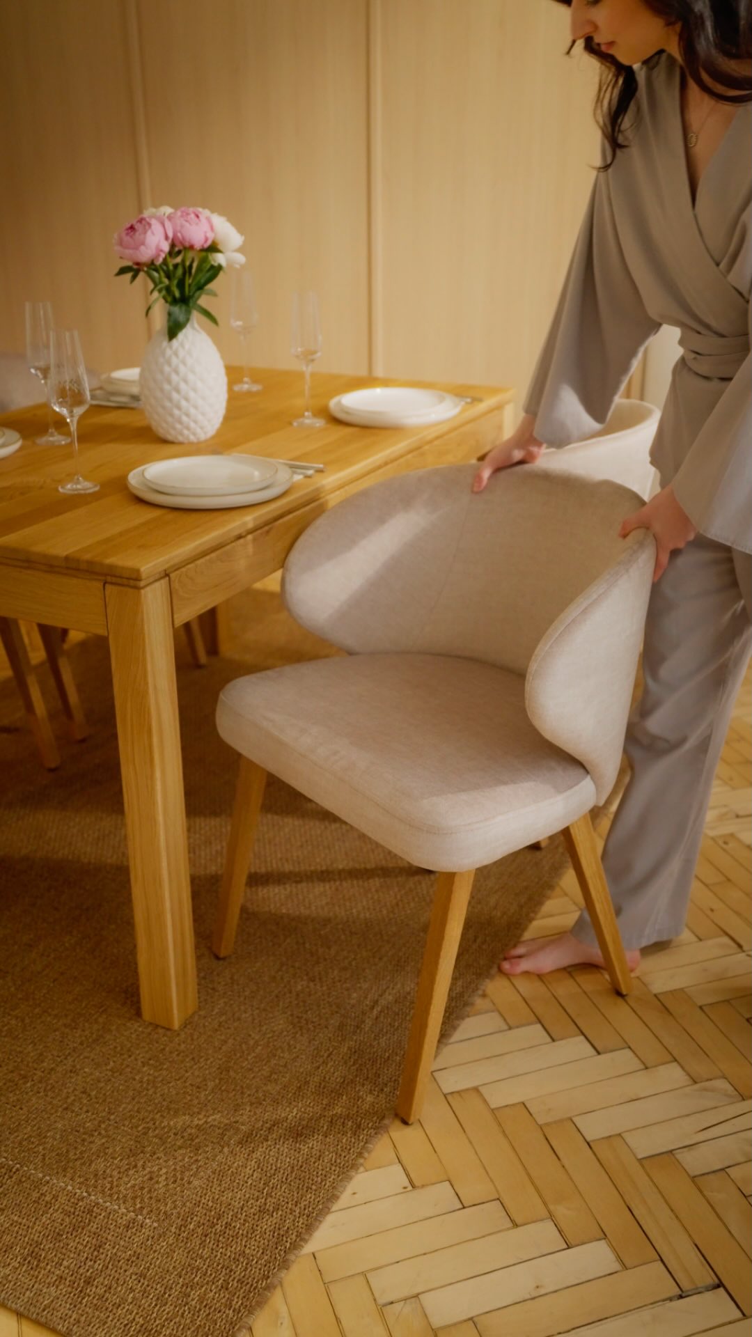 Krzesło Lounge – wyjątkowy komfort zamknięty w eleganckiej formie.
Miękkie tapicerowane siedzisko i ergonomiczne oparcie sprawiają, że nie chce się z niego wstawać. Subtelna linia i stonowany kolor pasują do każdego wnętrza – od przytulnego salonu po stylową przestrzeń jadalni. Idealny wybór do relaksu i długich rozmów przy stole.
💰 Cena promocyjna: 1 067 zł (zamiast 1 334 zł)
📦 Fabryczna jakość z pełną kontrolą
🪵 Naturalne drewno dębowe
🛠 Gwarancja: 2 lata
Zamów online lub zobacz na żywo w Gdańsku albo Łodzi!
Promocja trwa do wyczerpania zapasów magazynowych.