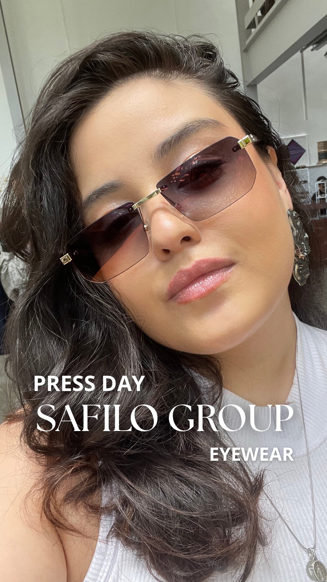 As tendências Eyewear 2026 já estão entre nós! No press day da Safilo, grandes marcas revelaram coleções marcadas por design técnico, materiais premium e muita personalidade. Das formas arquitetônicas às paletas sofisticadas, cada lançamento aponta para um 2026 mais ousado e expressivo.
Quer saber o que vem por aí? As apostas de Carrera, Carolina Herrera, Moschino, Marc Jacobs, Missoni, Pierre Cardin, Isabel Marant, Hugo e outras marcas estão na matéria completa.
Clique no link da bio para descobrir todas as tendências!
#Eyewear2026 #Safilo #Tendências #Moda #Lançamentos #Acessórios #FashionNews #Óculos #Estilo